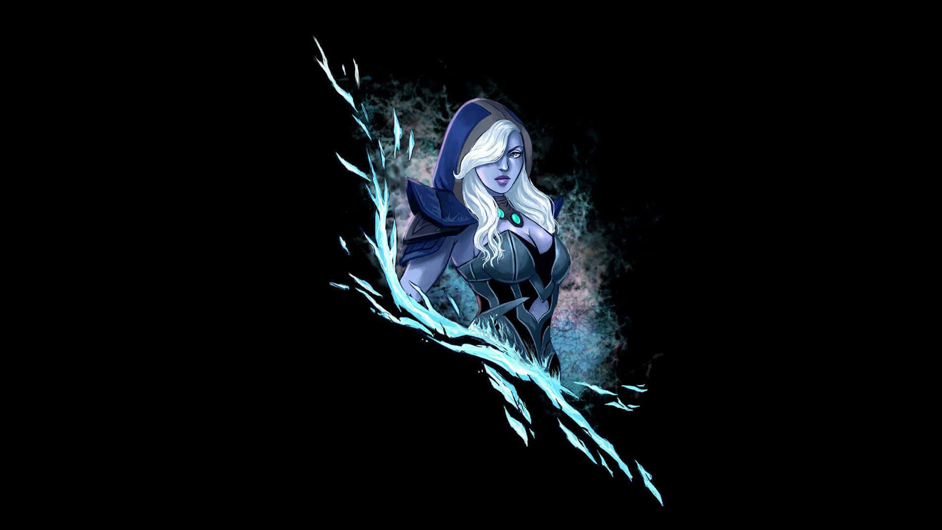 Drow Ranger 桌布 壁紙 — 一位戴著兜帽的白髮女法師在黑暗背景下引導發光的藍色能量。