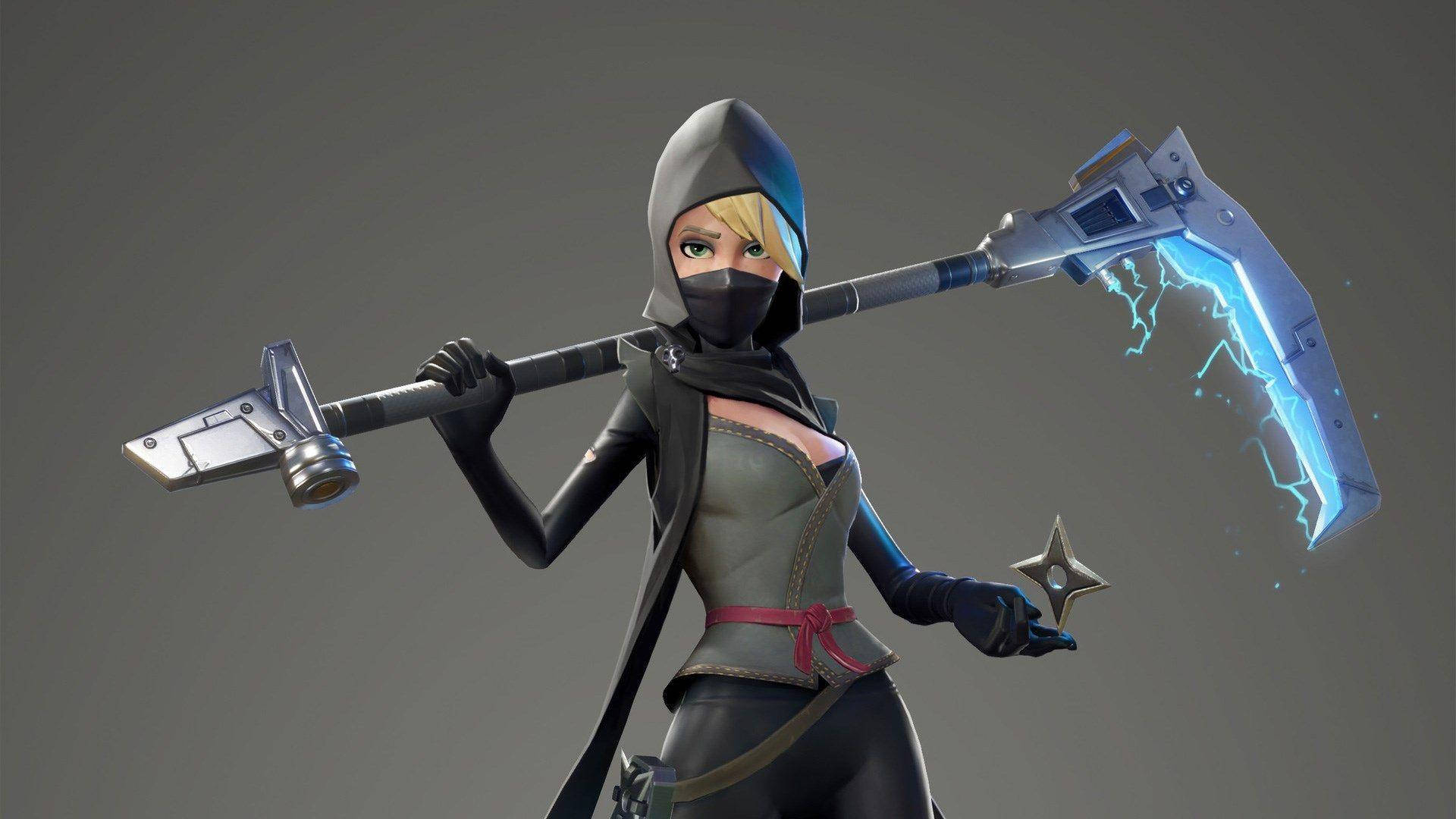 Fortnite 桌布 壁紙 — 一位戴著兜帽的金髮女戰士，在純灰色背景前揮舞著發光的藍色能量斧和手裏劍。