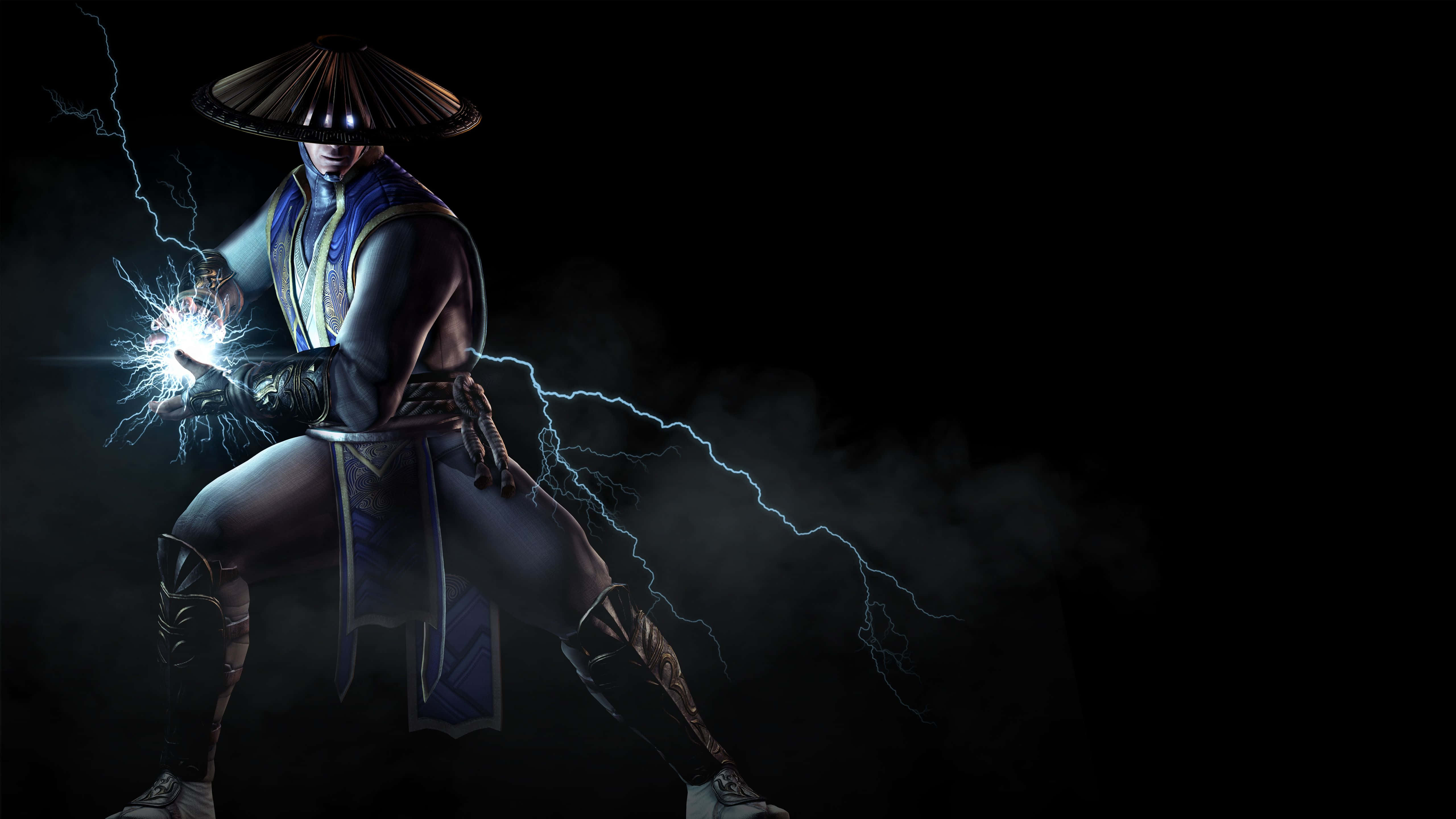 Mortal Kombat Raiden 桌布 壁紙 — 一位戴著圓錐帽的忍者戰士在黑暗煙霧繚繞的虛空中引導噼啪作響的閃電能量。