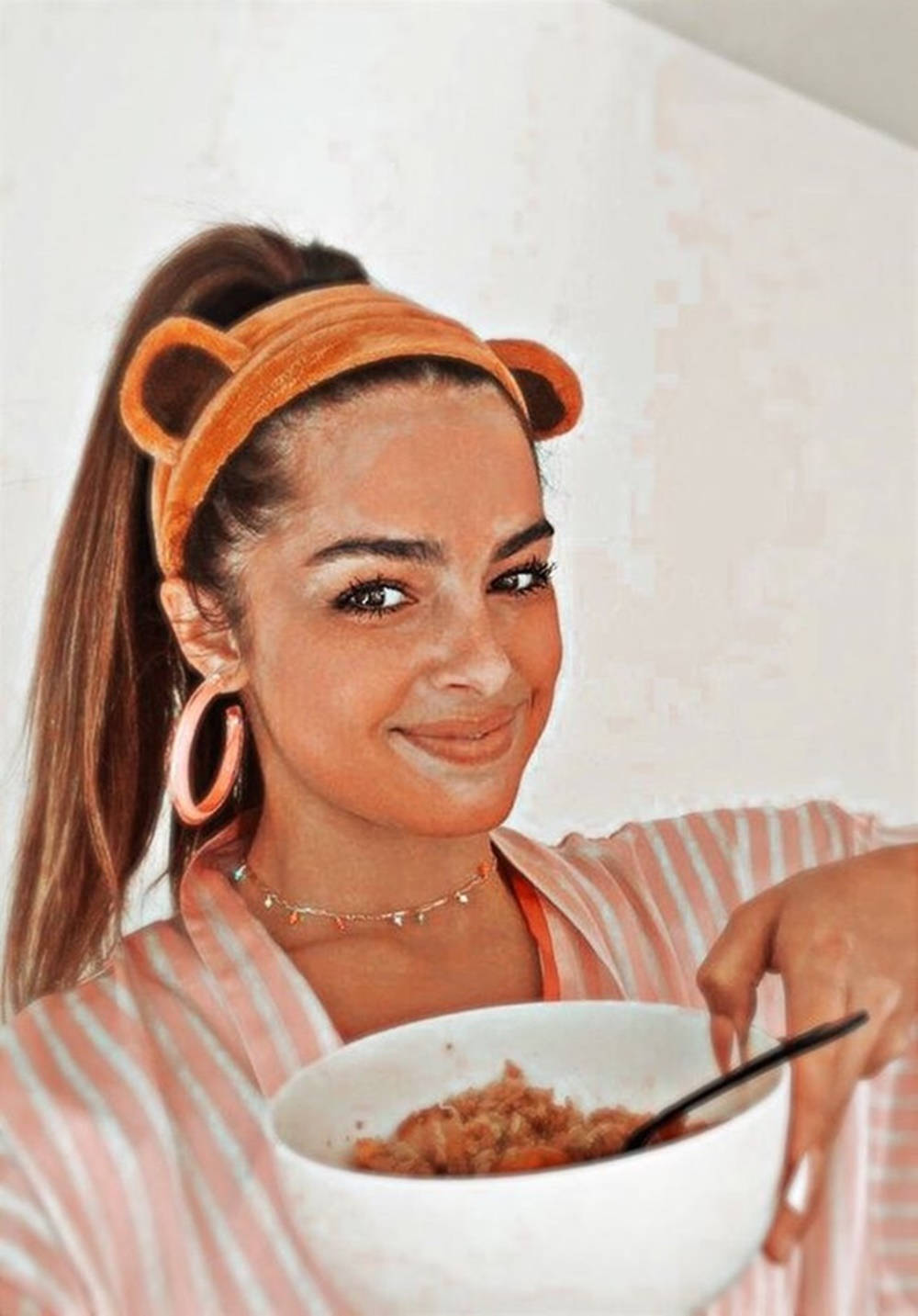 Celebrity 桌布 壁紙 — 一位戴著熊耳髮帶的開朗女性，微笑著拿著一碗麥片。