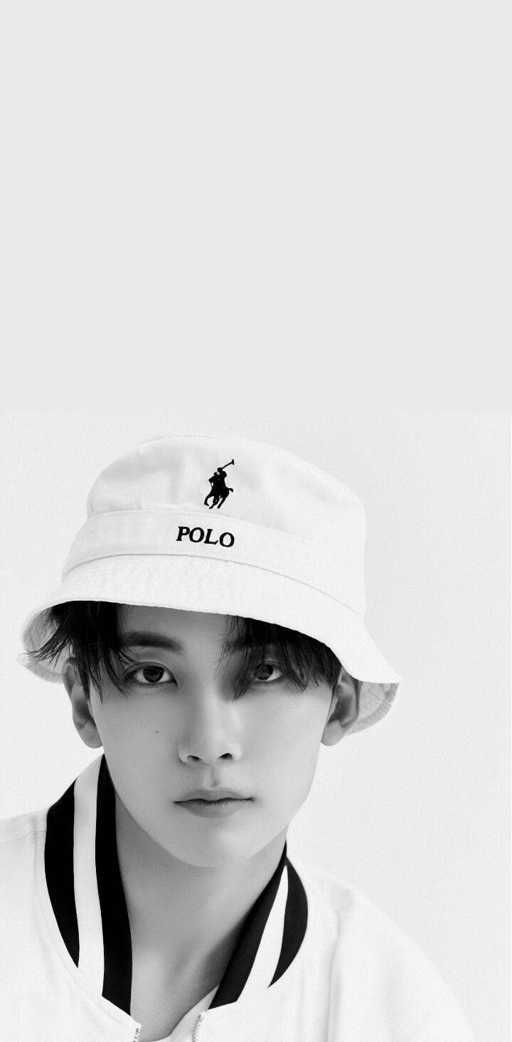 Yoon Jeonghan For Monotube 壁紙 — 一位戴著白色水桶帽、上有Polo標誌的年輕男子，在極簡黑白肖像中直視鏡頭。