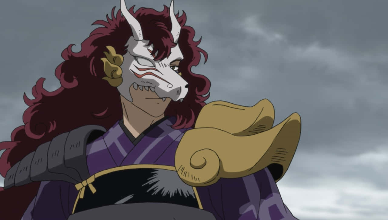 Kirinmaru 桌布 壁紙 — 一位戴著白色狼面具、紅髮的武士，身穿紫色鎧甲，站在灰濛濛的多雲天空下。