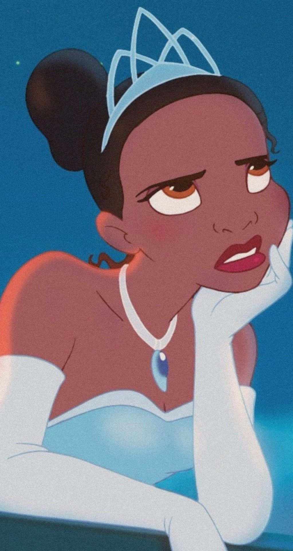 Aesthetic Disney 桌布 壁紙 — 一位戴著皇冠和珍珠項鍊的公主，在深藍色背景前用手托著下巴。