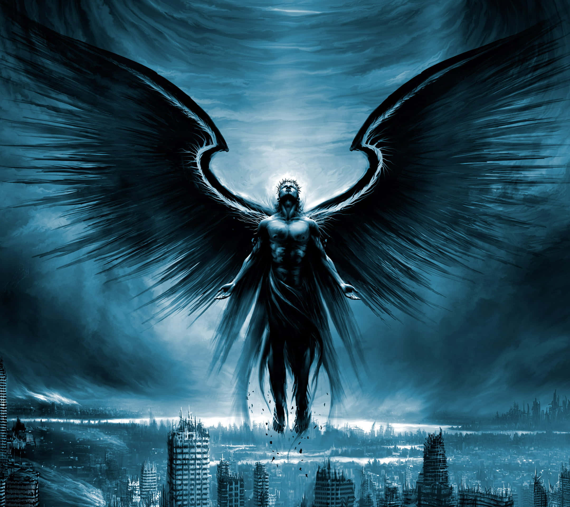 Lucifer Wings 桌布 壁紙 — 一位戴著皇冠的暗翼天使在暴風雨藍天下盤旋於廢墟城市之上。