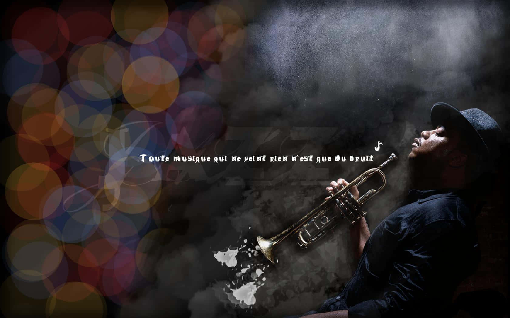 Jazz 桌布 壁紙 — 一位戴著紳士帽的音樂家在煙霧繚繞的背景中吹奏小號，背景有彩色散景燈光和法文文字疊加。