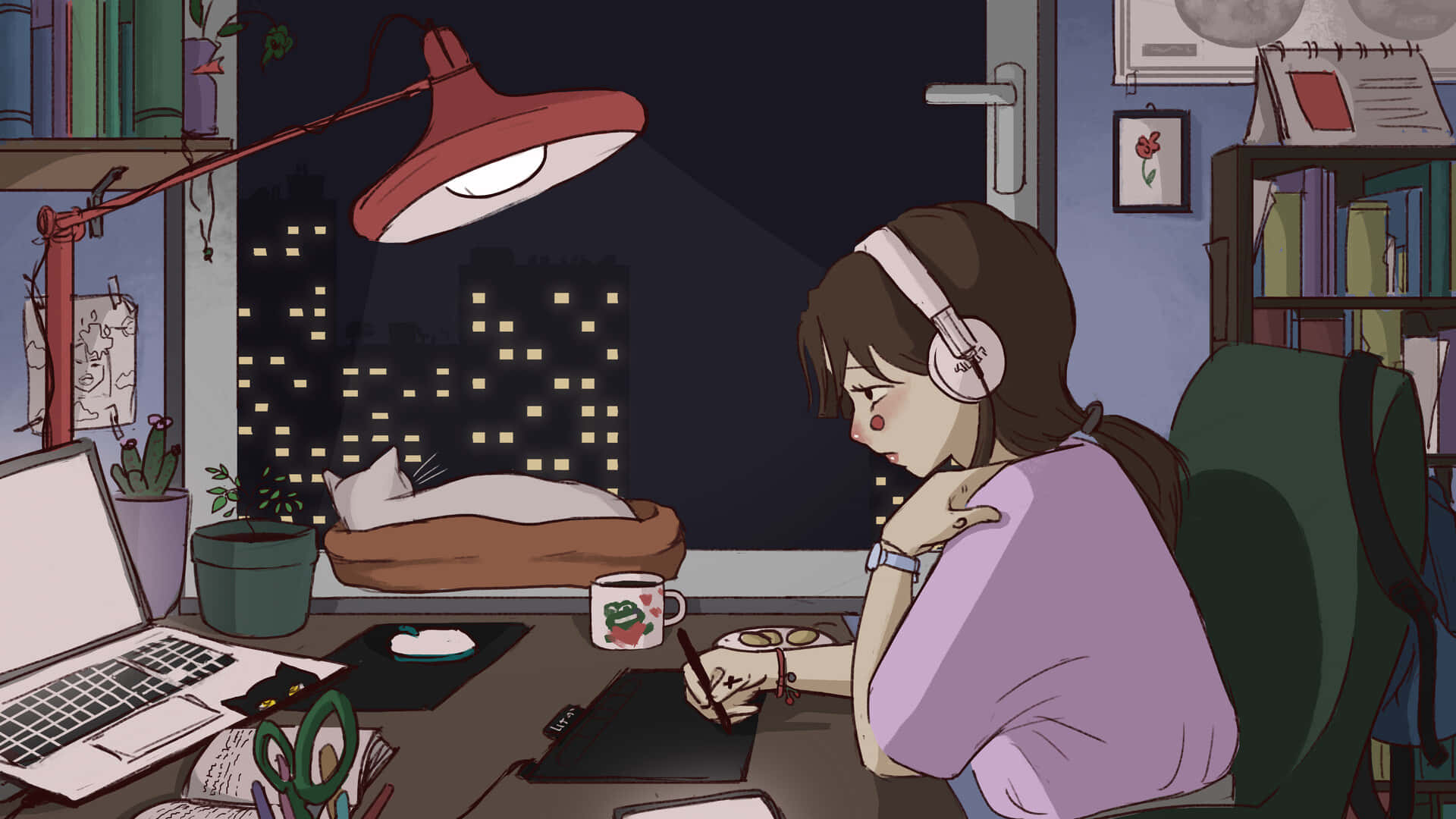 溫習 桌布 壁紙 — 一位戴著耳機的年輕女子在夜晚於雜亂的書桌上畫畫，窗外可見一隻睡著的貓和城市燈光。