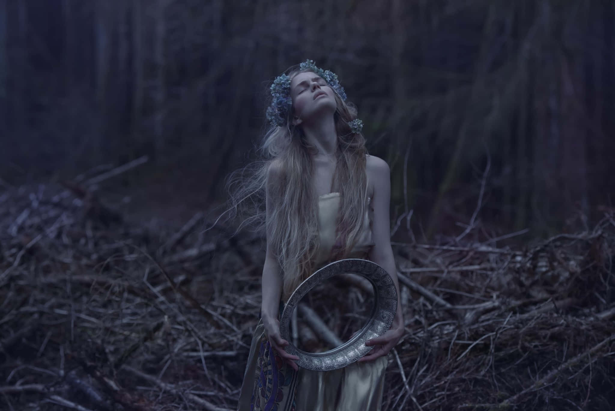 Dark Emotional 桌布 壁紙 — 一位戴著花冠的女性在黃昏時分的黑暗霧林中手持華麗的鏡子。