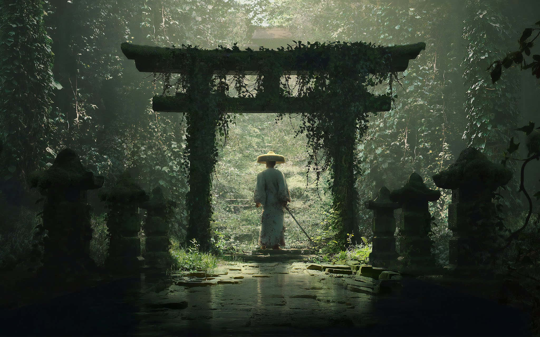 Samurai Garden 桌布 壁紙 — 一位戴著草帽的孤獨武士穿過霧氣森林中長滿青苔的鳥居。