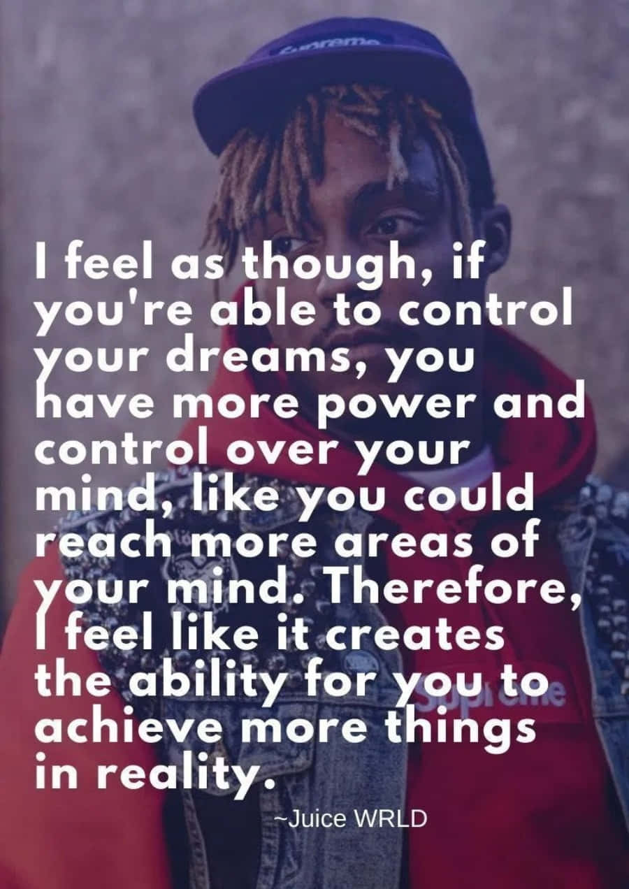 Juice Wrld Quotes 桌布 壁紙 — 一位戴著藍色帽子和辮子的年輕男子向前凝視，Juice WRLD 的引言以粗體白色文字覆蓋在他的圖像上。