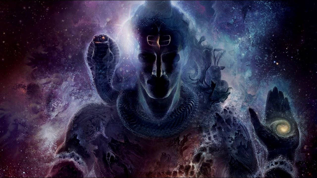 銀河 桌布 壁紙 — 一位戴著蛇冠、眼睛發光的宇宙神祇從紫色和藍色星星的旋轉星雲中出現。