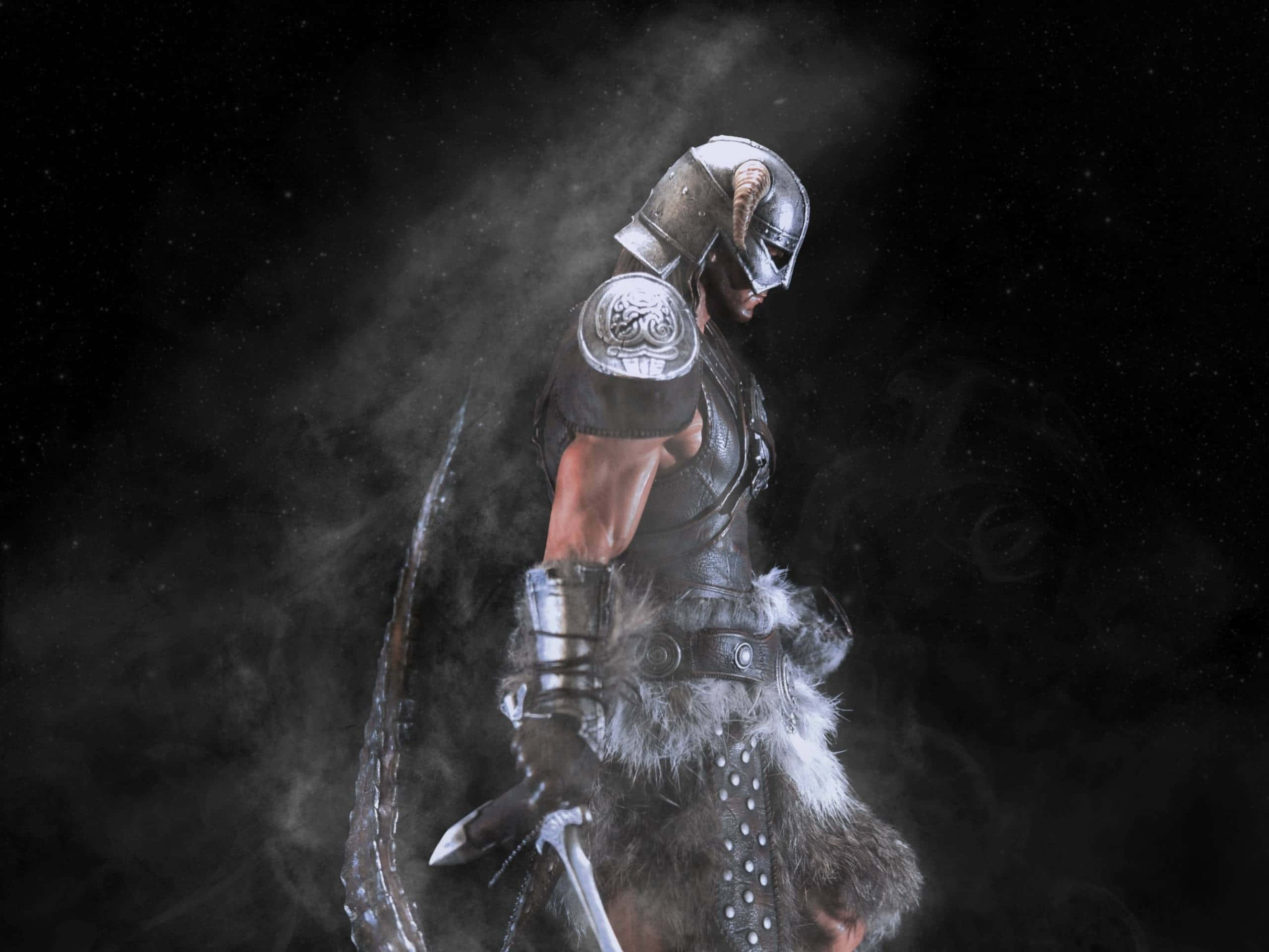 Skyrim Dragonborn 桌布 壁紙 — 一位戴著角盔和毛皮鑲邊盔甲的黑暗奇幻戰士，站在星空的虛空中，周圍煙霧繚繞。