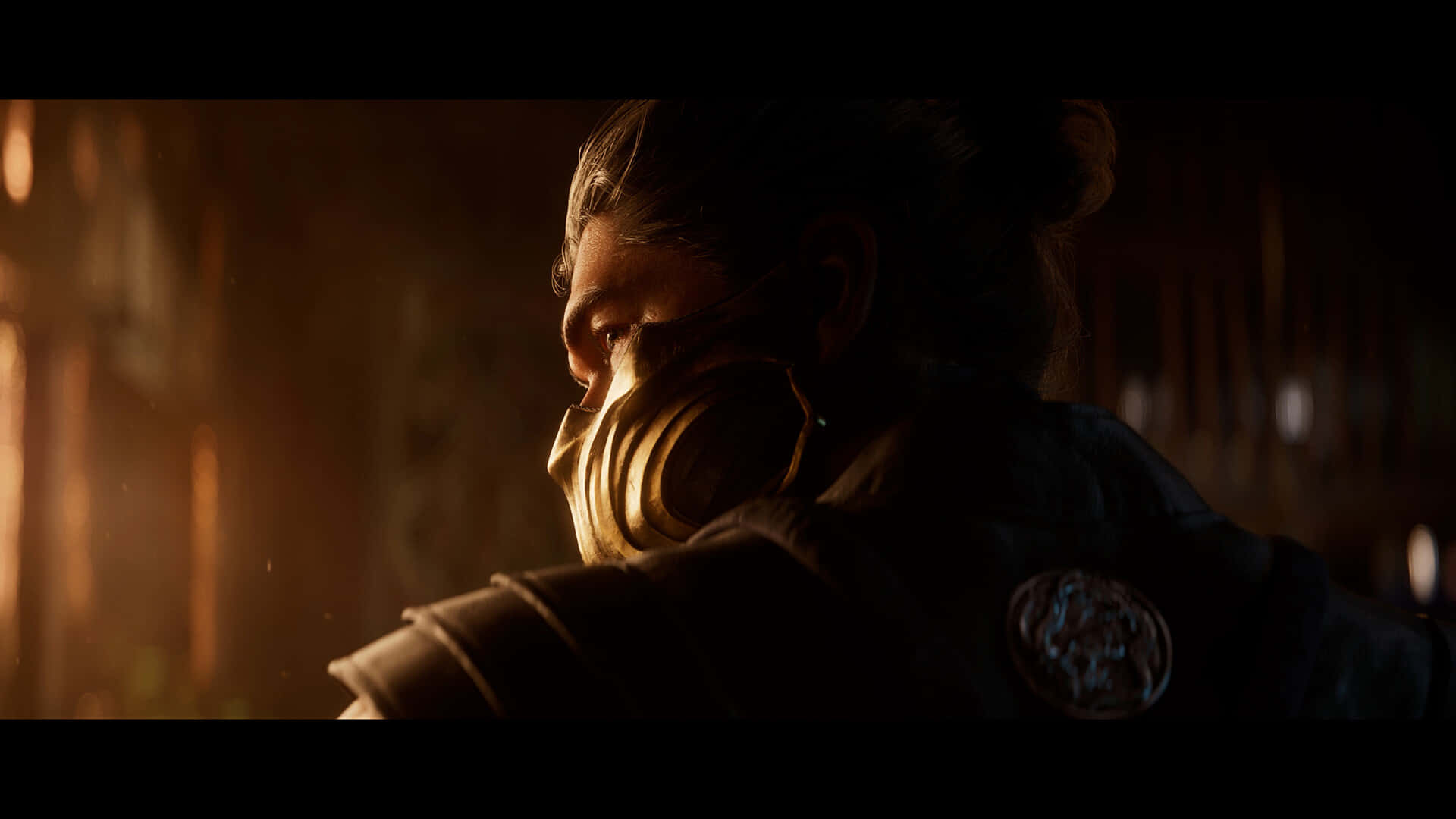 Mortal Kombat Legacy 桌布 壁紙 — 一位戴著金色面具的戰士在昏暗的房間裡，在溫暖的背光下若有所思地凝視著。