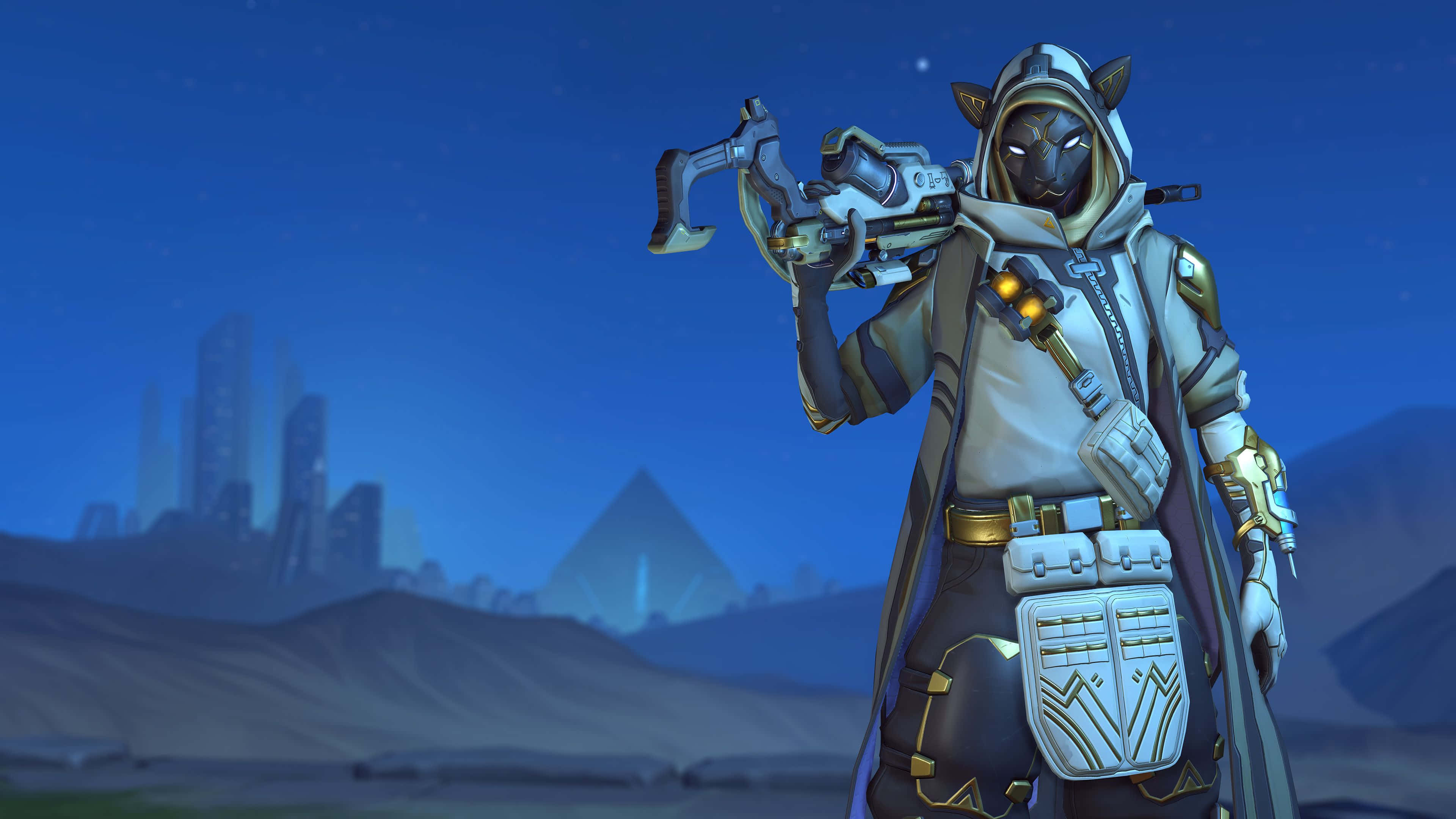 Overwatch Ana 桌布 壁紙 — 一位戴著面具、身穿未來盔甲的戰士，手持發光武器，在繁星點點的沙漠背景下，遠處有金字塔和城市景觀，蓄勢待發。