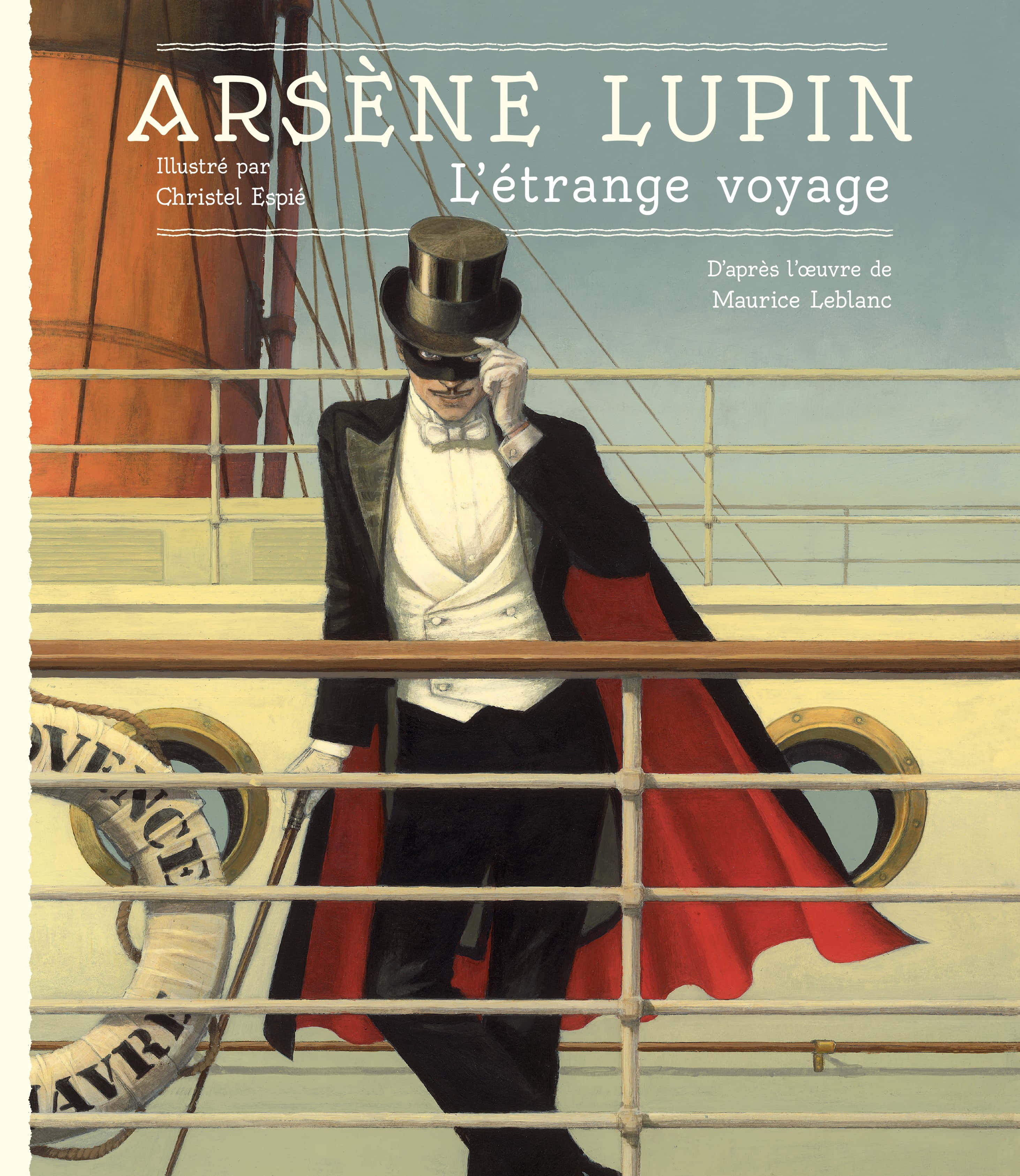 Arsène Lupin 桌布 壁紙 — 一位戴著面具、身穿高頂帽和紅色斗篷的優雅紳士站在船甲板上，手持手杖。