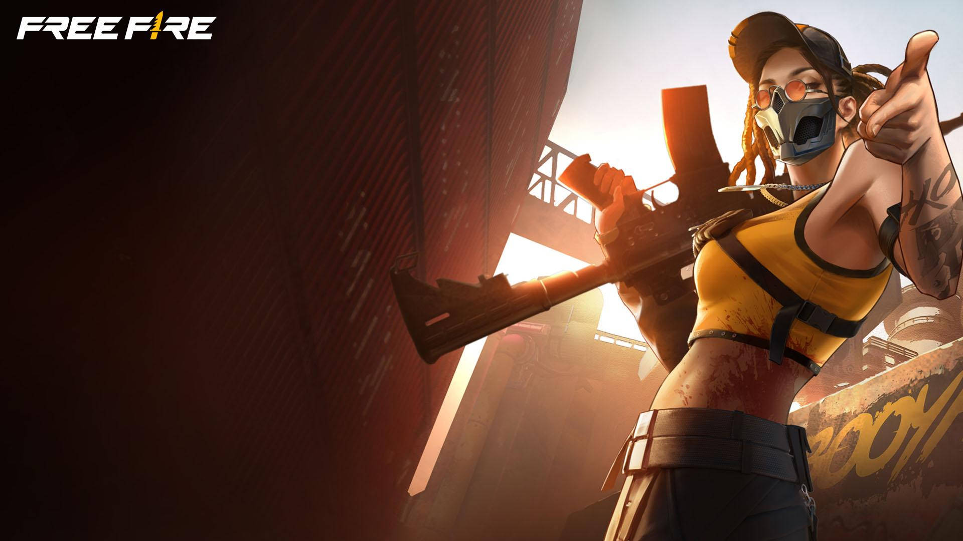 free fire banner 桌布 壁紙 — 一位戴著面具的女性玩家，身穿黃色上衣和帽子，在陽光明媚的城市背景下自信地瞄準步槍，並帶有 'FREE FIRE' 標誌。