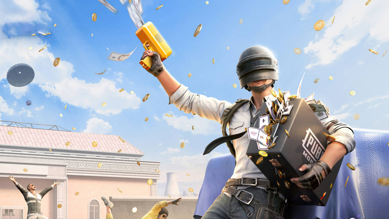 PUBG 桌布 壁紙 — 一位戴著頭盔和裝備的勝利PUBG玩家，在明亮的藍天下從戰利品箱中噴灑硬幣和現金來慶祝勝利。