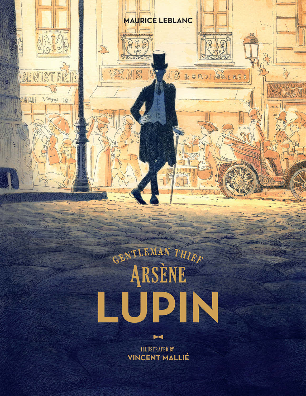 Arsène Lupin 桌布 壁紙 — 一位戴著高禮帽的紳士盜賊自信地走在巴黎鵝卵石街道上，復古馬車和行人沐浴在溫暖的金色光芒中。