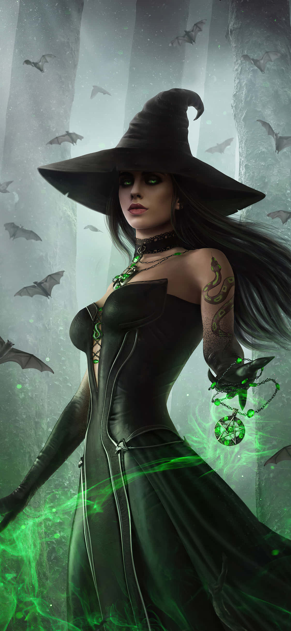 Green Witch 桌布 壁紙 — 一位戴著黑帽、身穿黑袍的暗黑女巫，站在迷霧森林中，周圍有發光的綠色魔法和飛翔的蝙蝠。