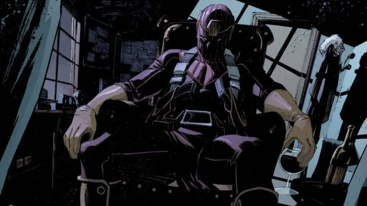 Baron Zemo 桌布 壁紙 — 一位戴面具、身穿紫色盔甲的超級英雄坐在燈光昏暗、雜亂的房間裡，手持酒杯。