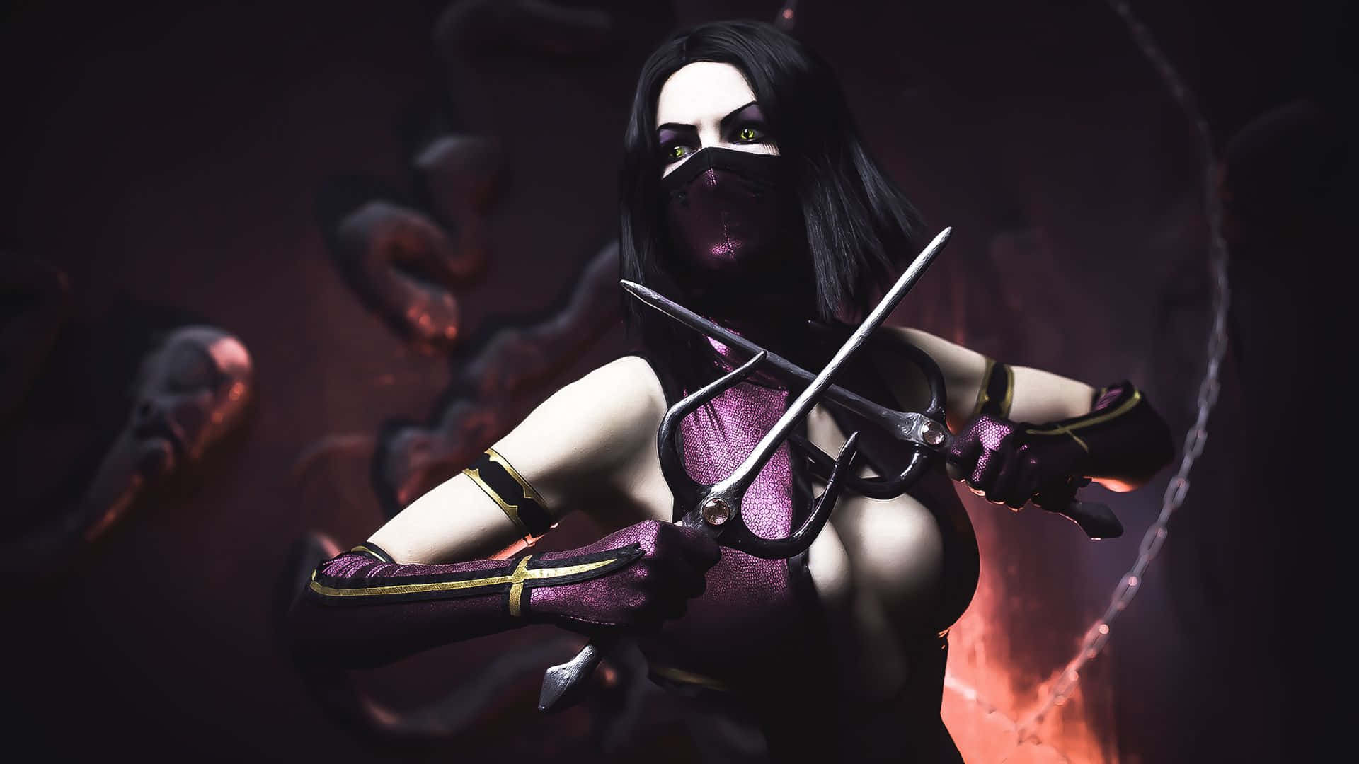 Mortal Kombat Mileena 桌布 壁紙 — 一位戴面具嘅女刺客，身穿紫色裝備，喺黑暗火熱嘅背景下揮舞著一把釵武器。