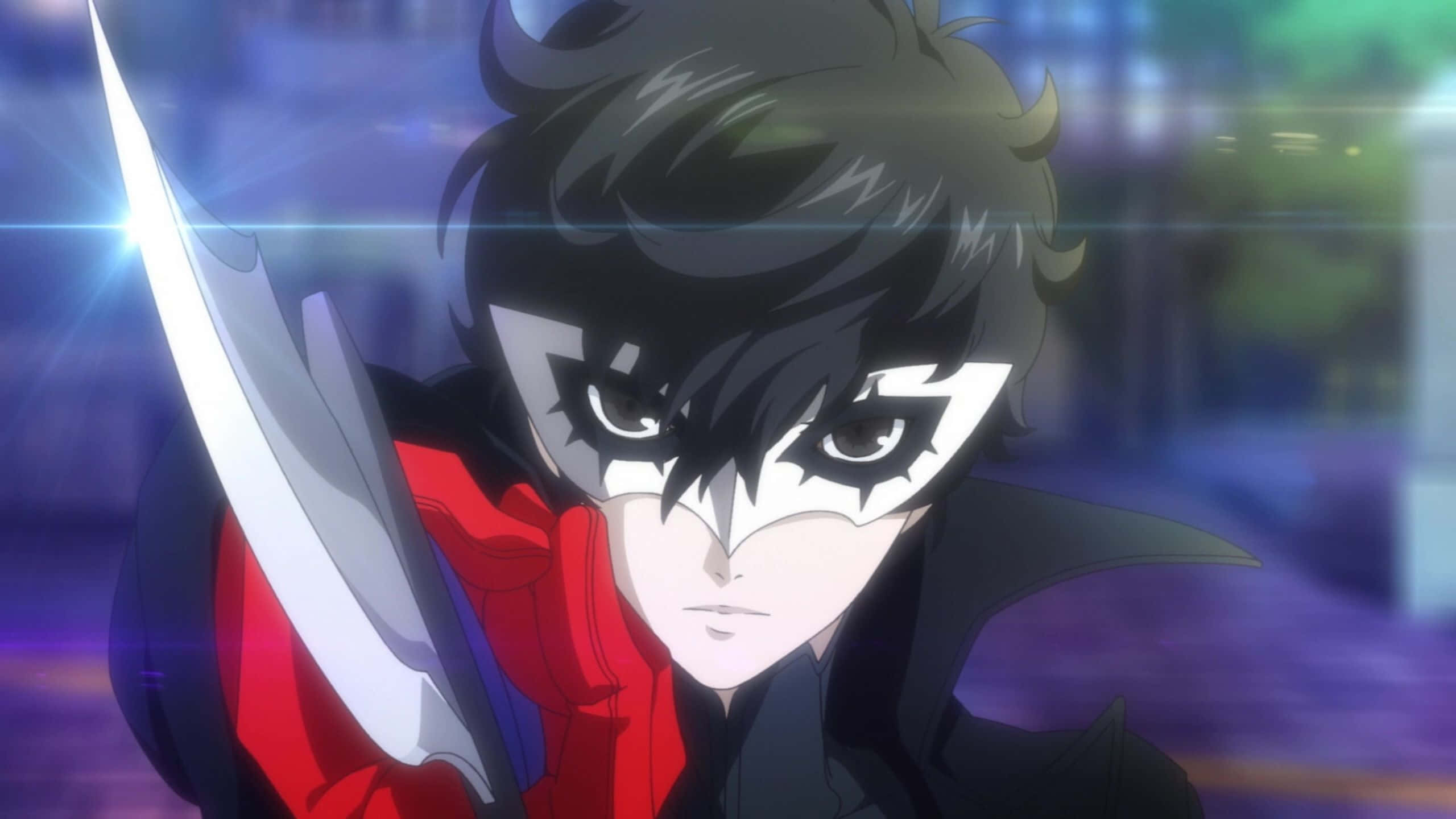 Persona 5 Strikers 桌布 壁紙 — 一位戴面具的動畫主角，黑色刺蝟頭，手持閃亮寶劍，背景是模糊的城市夜景。