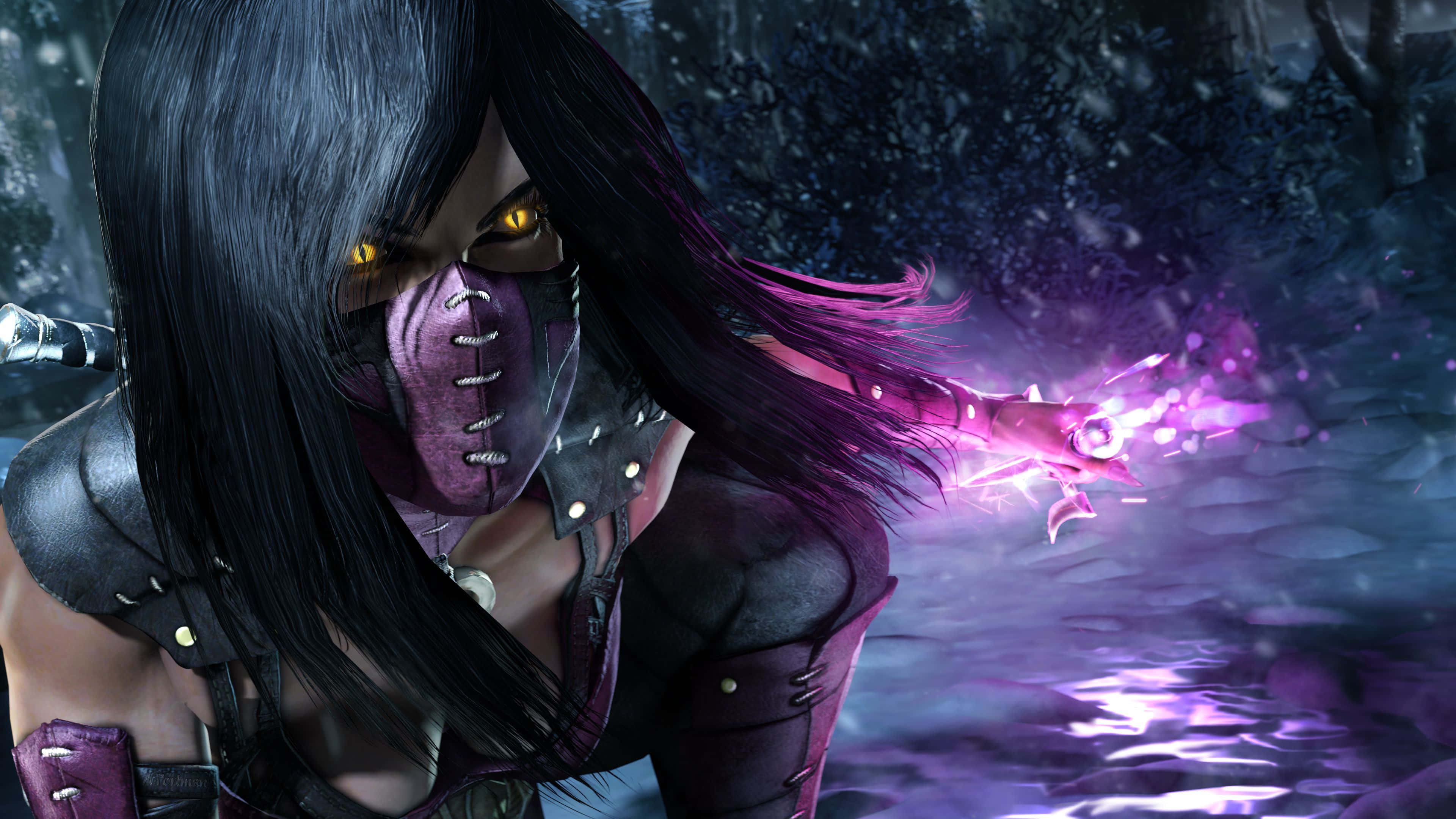 Mortal Kombat Mileena 桌布 壁紙 — 一位戴面具的戰士，在黑暗的森林中，手中發出黃色發光的眼睛和紫色能量爆炸。
