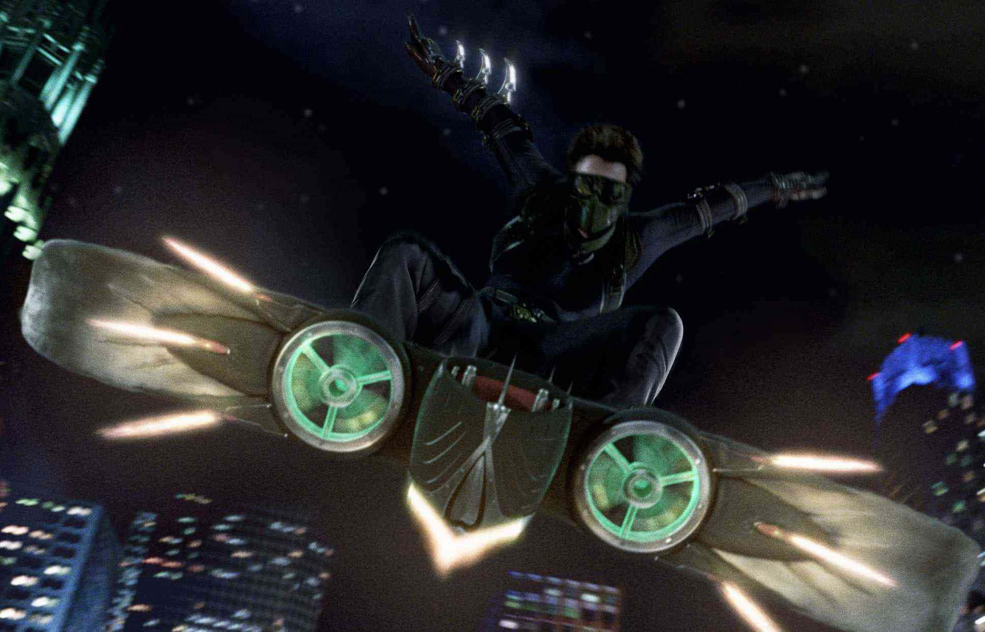 Norman Osborn 桌布 壁紙 — 一位戴面具的超級英雄在夜晚騎著發光的綠色噴氣動力懸浮滑板，飛越霓虹燈照亮的天際線。