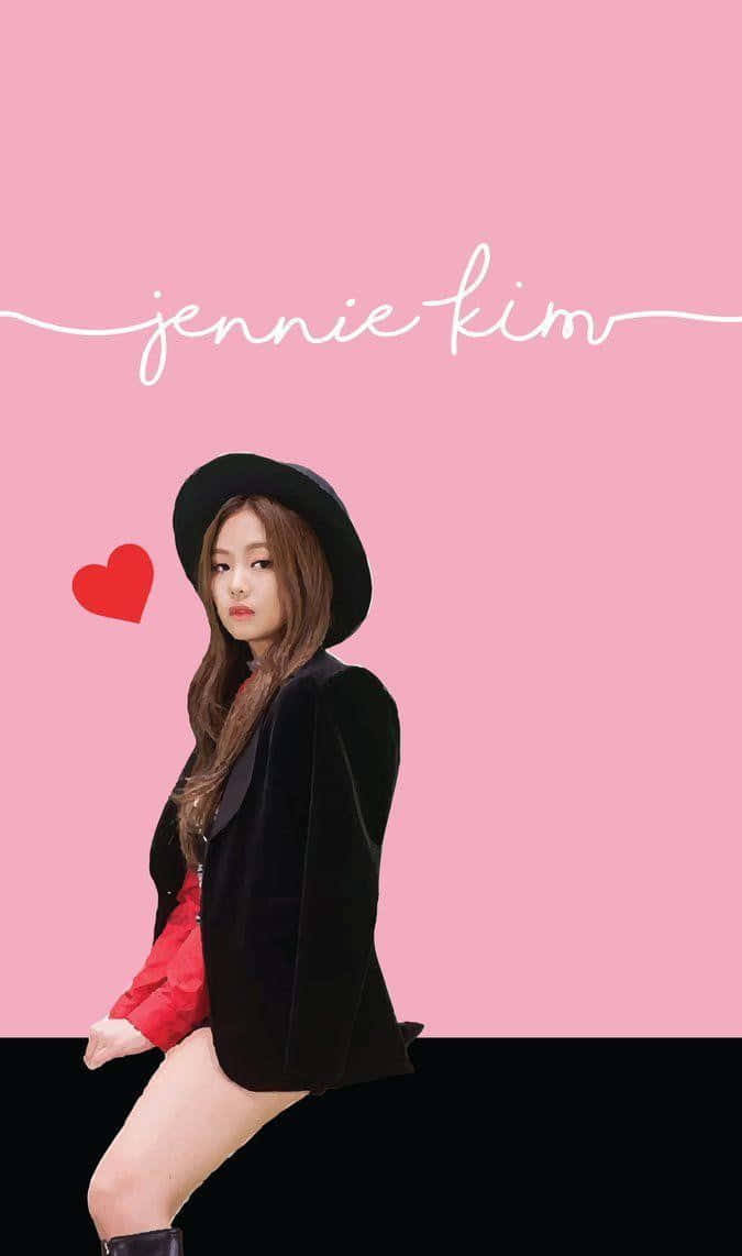 Jennie Kim 桌布 壁紙 — 一位戴黑色帽子和西裝外套的女性在粉紅色背景前擺姿勢，背景上有一個紅色心形和她的名字，以白色字體書寫。