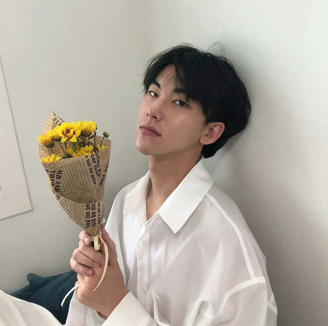 一位手持花束的男子 壁紙