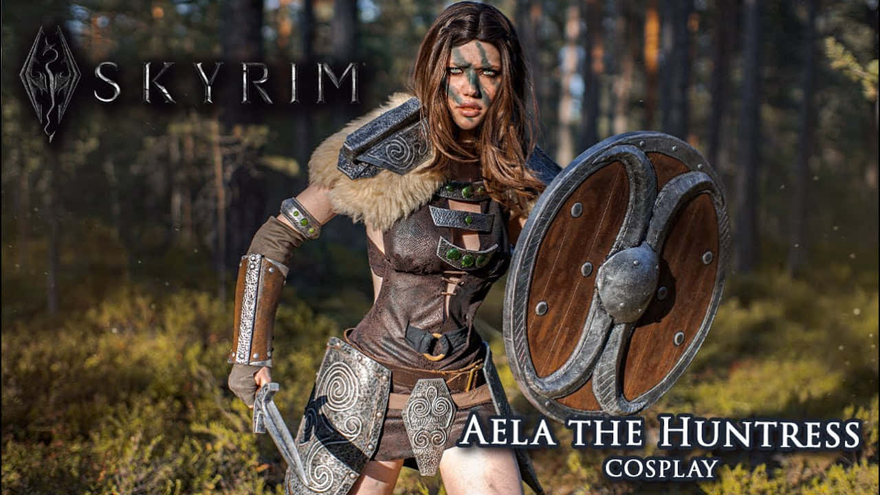 Aela The Huntress 桌布 壁紙 — 一位扮演《Skyrim》中Aela the Huntress的cosplayer站在陽光明媚的森林中，手持盾牌和劍。