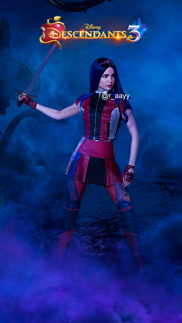 電影 桌布 壁紙 — 一位扮演《星光繼承者3》中伊薇的cosplayer在煙霧彌漫的藍紫色神秘場景中手持劍站立。