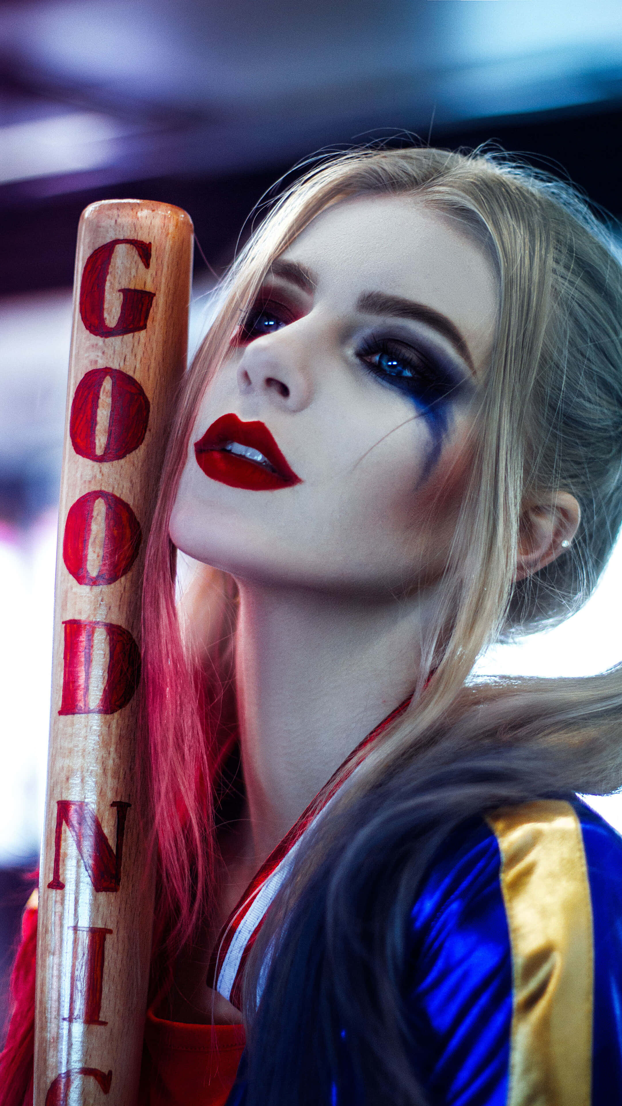 Harley Quinn Cosplay 桌布 壁紙 — 一位扮演哈莉·奎茵的角色扮演者在戲劇性燈光下手持一支寫有紅色「GOODNIGHT」字樣的棒球棍。
