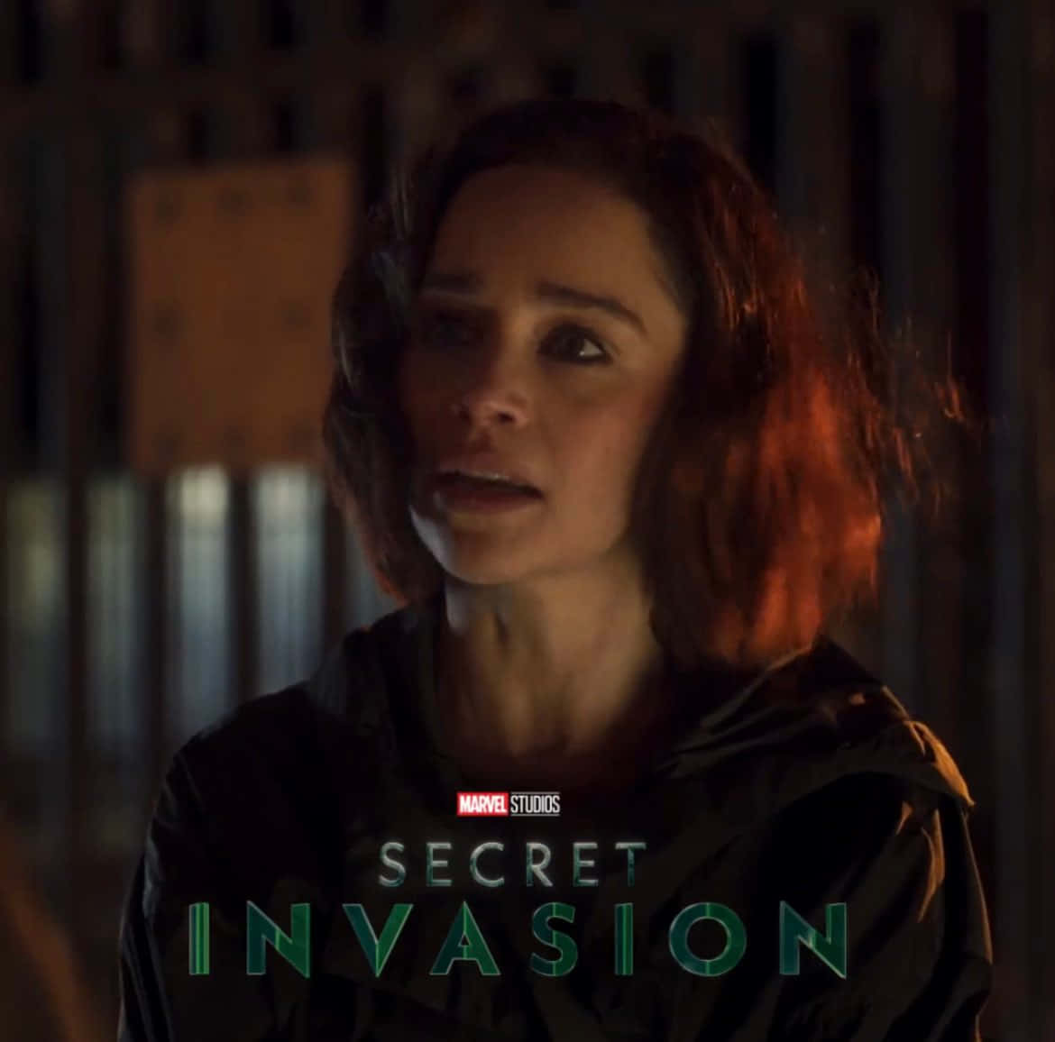 Secret Invasion 桌布 壁紙 — 一位捲髮女性在昏暗的房間裡，帶有「Secret Invasion」文字疊加，看起來很驚慌。