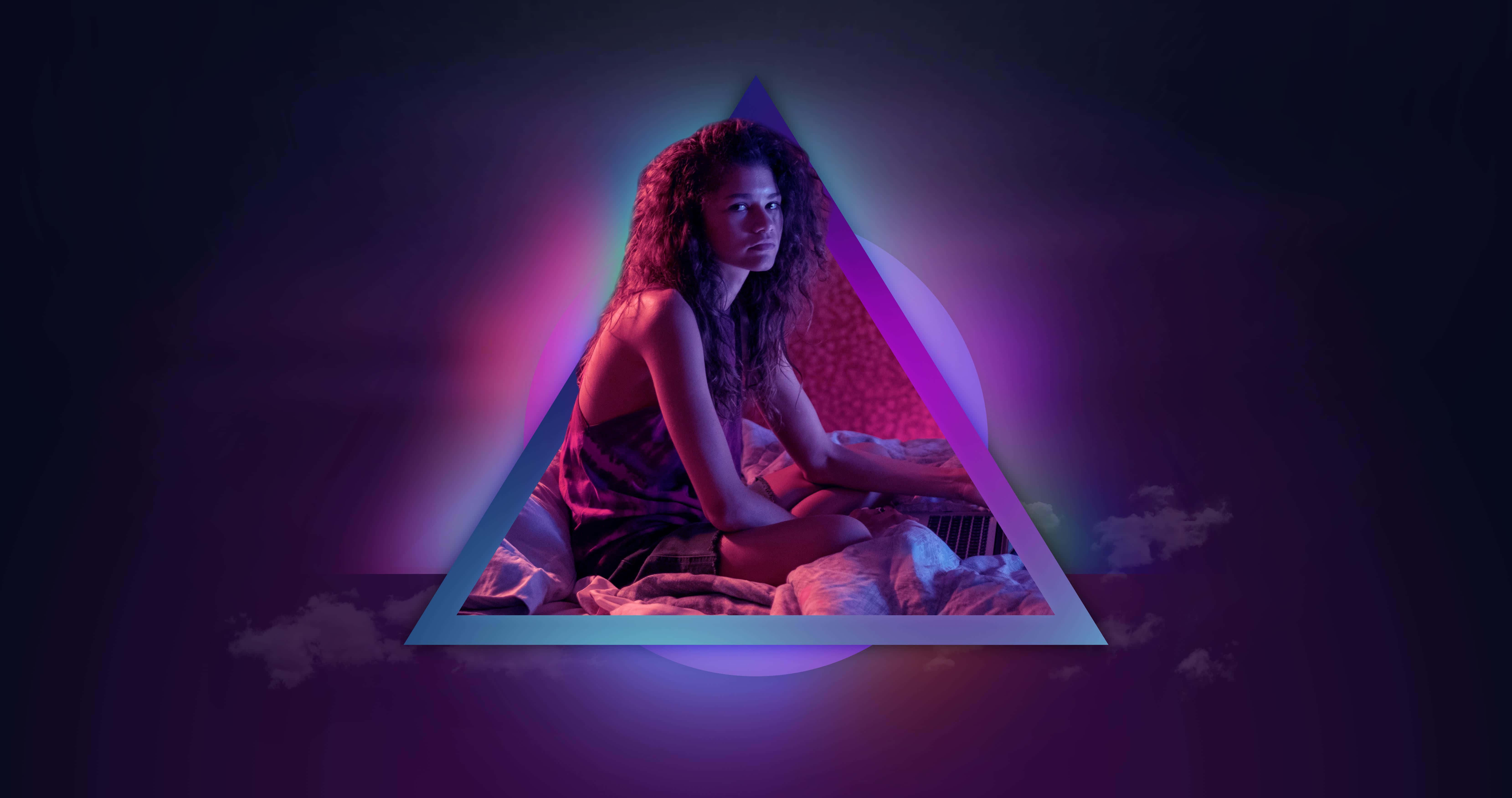 euphoria 桌布 壁紙 — 一位捲髮女性坐在發光的霓虹三角形內，背景是黑暗的宇宙雲層。