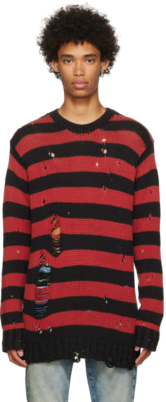 Red Sweater 桌布 壁紙 — 一位捲髮年輕男子穿著一件破舊的紅黑條紋針織毛衣，帶有刻意設計的破洞和磨邊。