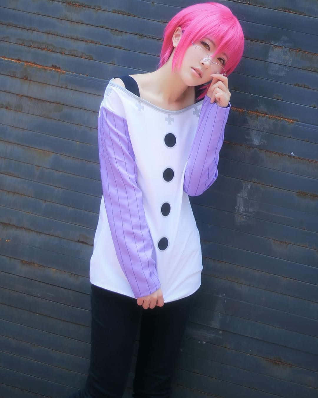 Seven Deadly Sins Gowther 桌布 壁紙 — 一位擁有亮麗粉紅色頭髮和透明眼鏡的人，穿著雪人主題服裝，在風化的金屬牆前擺姿勢。