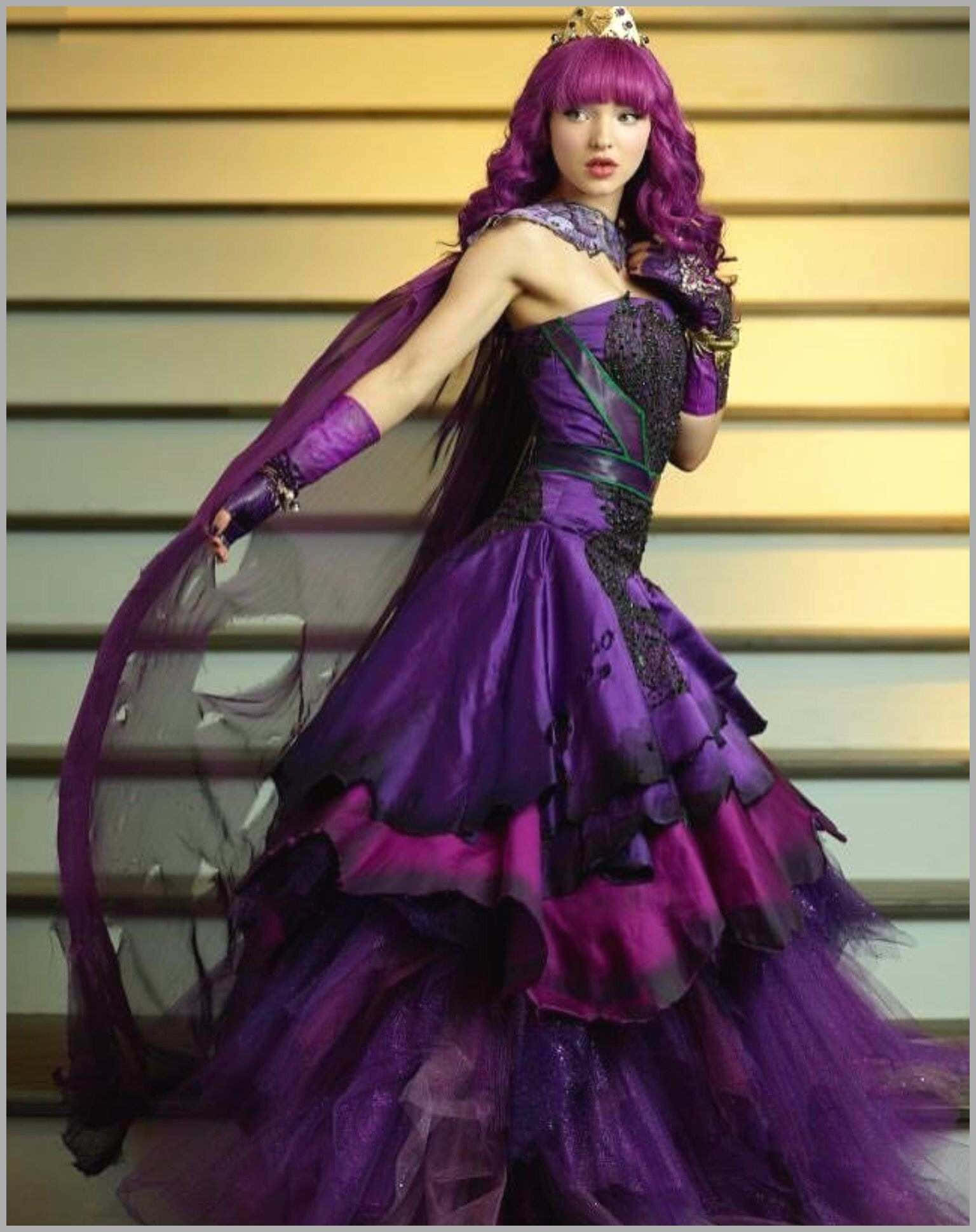 Descendants 桌布 壁紙 — 一位擁有充滿活力的紫色頭髮和相配層疊長袍的女性，在溫暖的木條背景前自信地擺姿勢。