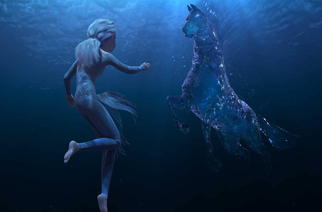 一位美人魚在魔法場景中游向水下一匹發光藍色馬匹。