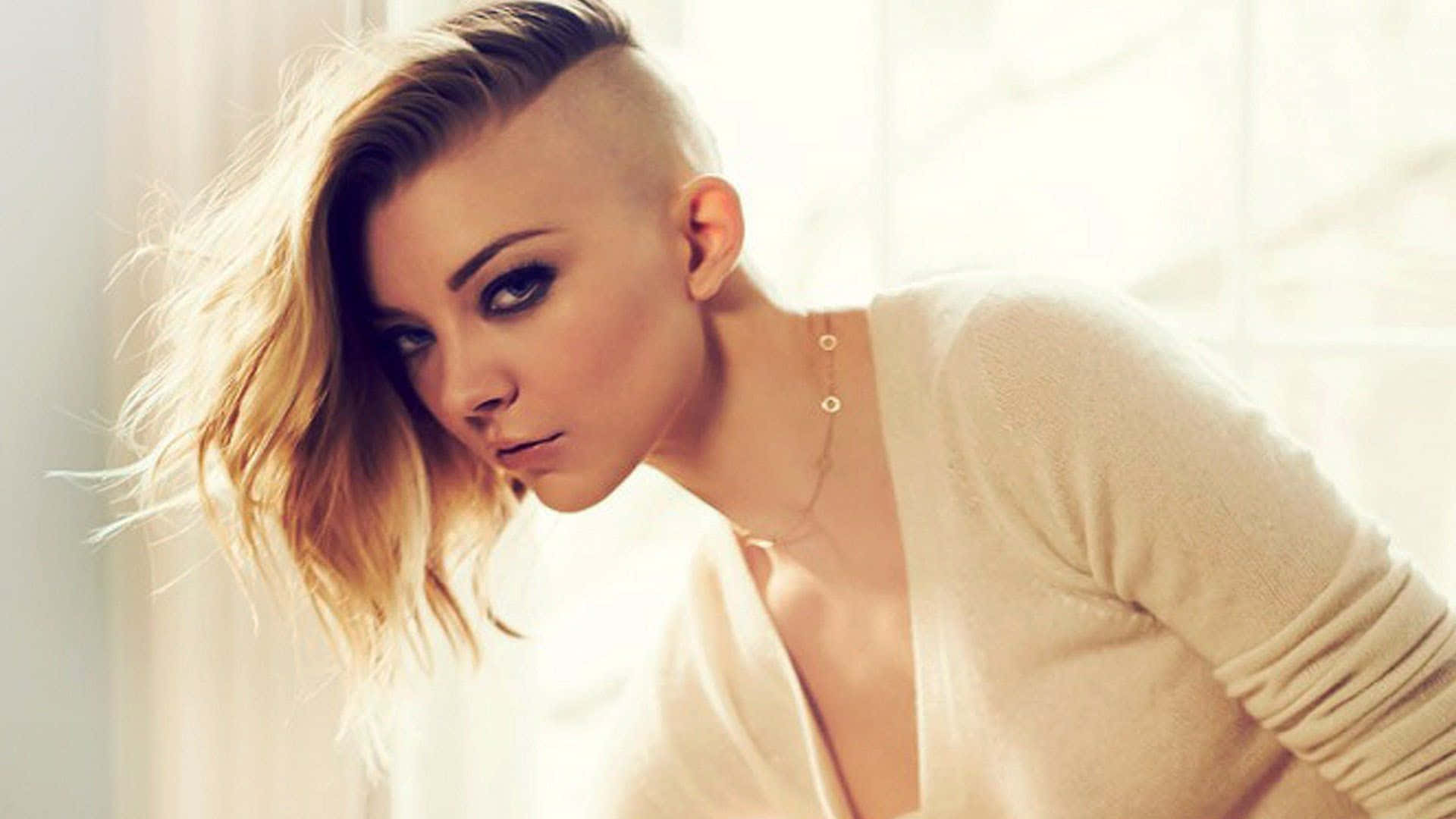 natalie dormer 桌布 壁紙 — 一位擁有大膽金色漸層髮型的女性在柔和自然光下強烈凝視鏡頭。