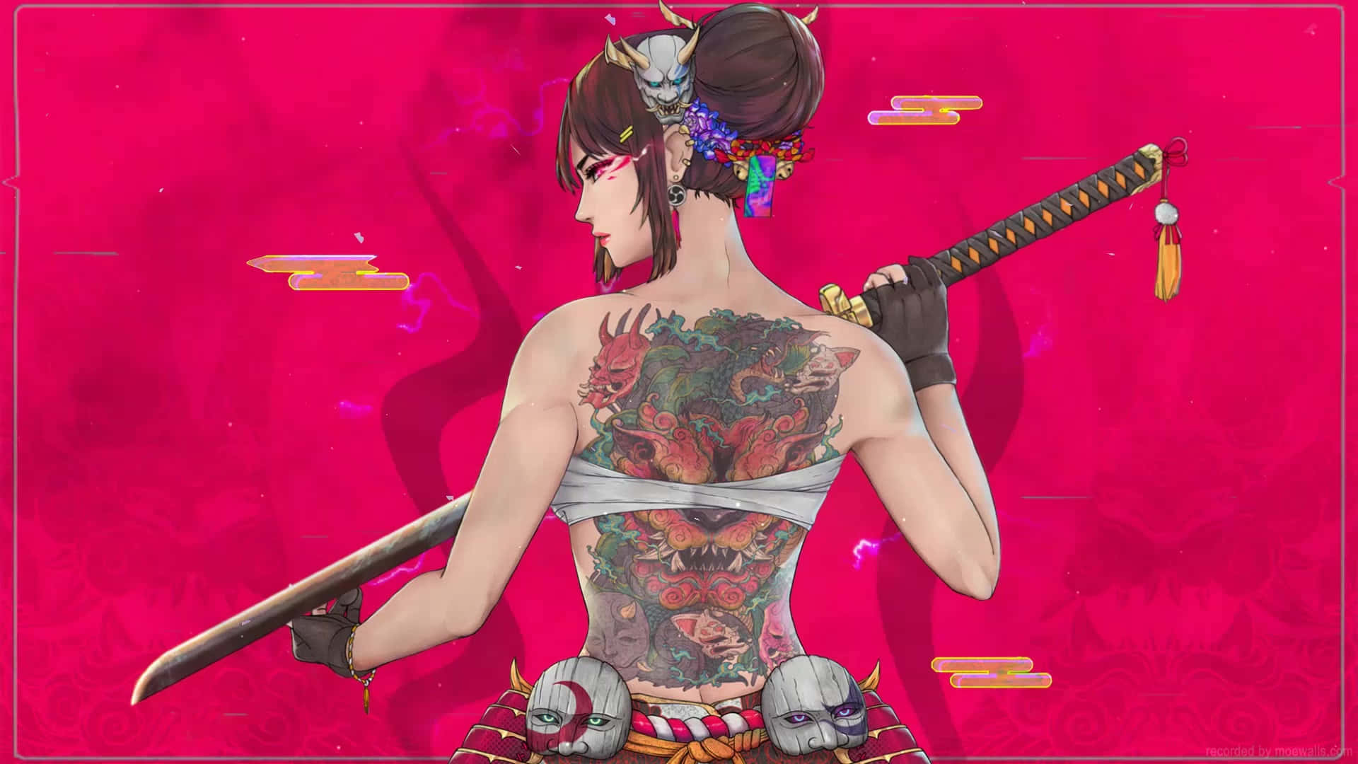 Female Samurai 桌布 壁紙 — 一位擁有惡魔紋身背部的女戰士，在裝飾著漂浮面具的鮮豔粉紅色背景前手持武士刀。