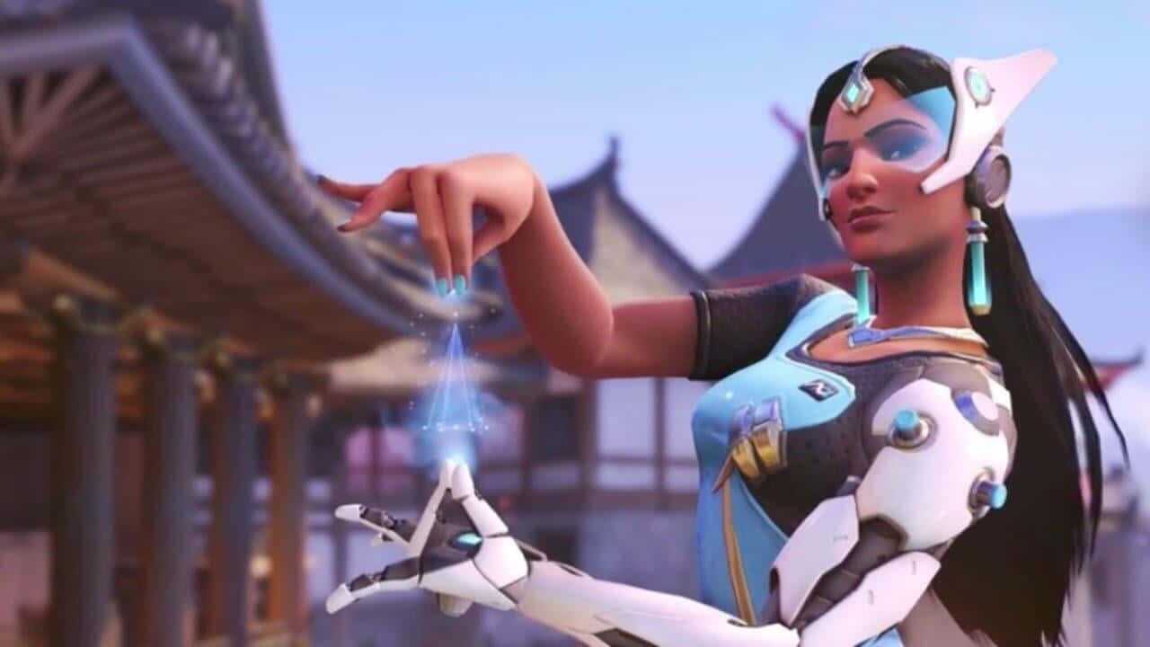 Overwatch Symmetra 桌布 壁紙 — 一位擁有機械臂的未來戰士，在傳統亞洲寺廟背景下，於雙掌之間引導發光的藍色能量。