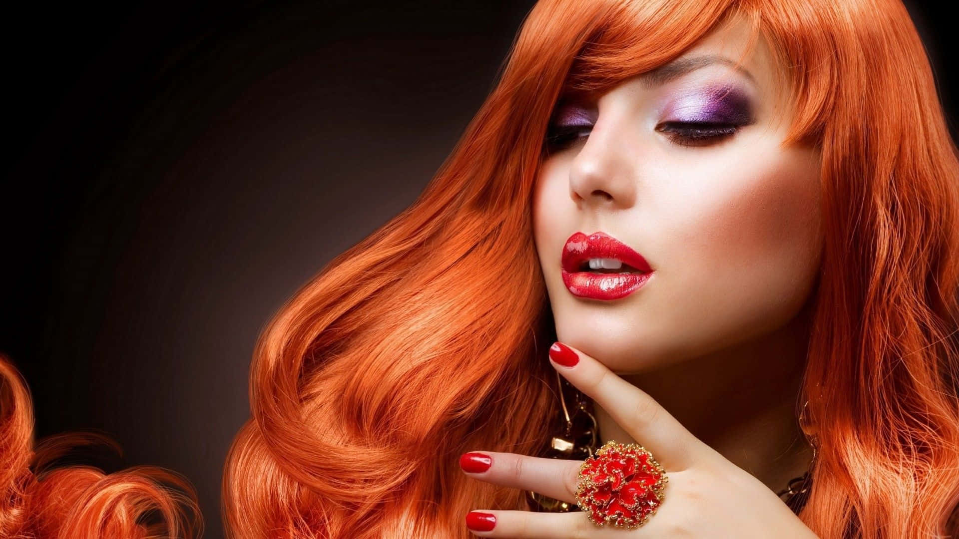 Beauty Salon 桌布 壁紙 — 一位擁有火熱橙色頭髮和濃烈紫色眼影的女性，在深色背景前優雅地擺姿勢。