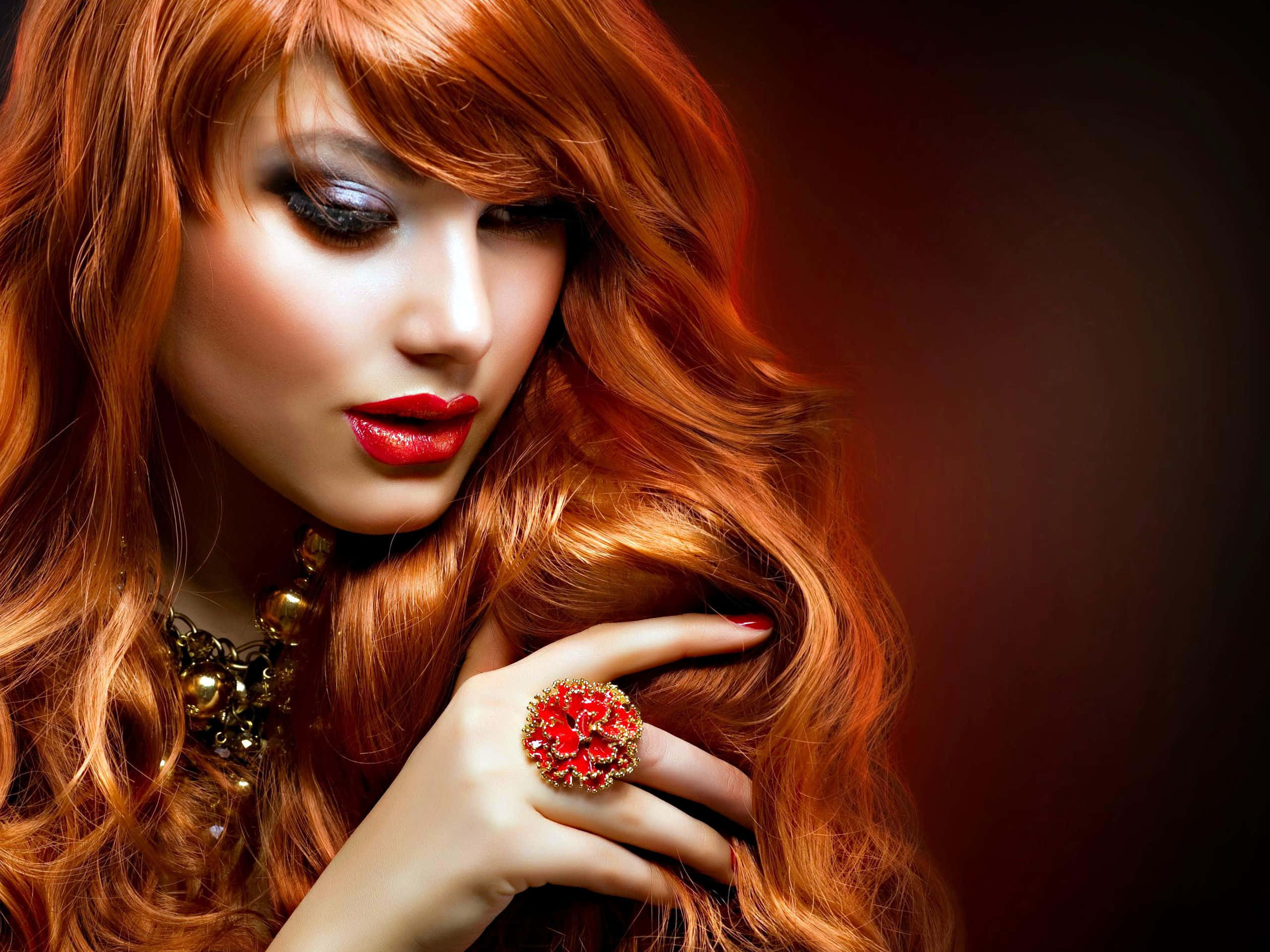 Beauty Salon 桌布 壁紙 — 一位擁有火紅頭髮和大膽紅唇的迷人女士，低頭看著手中相配的紅色花卉戒指。