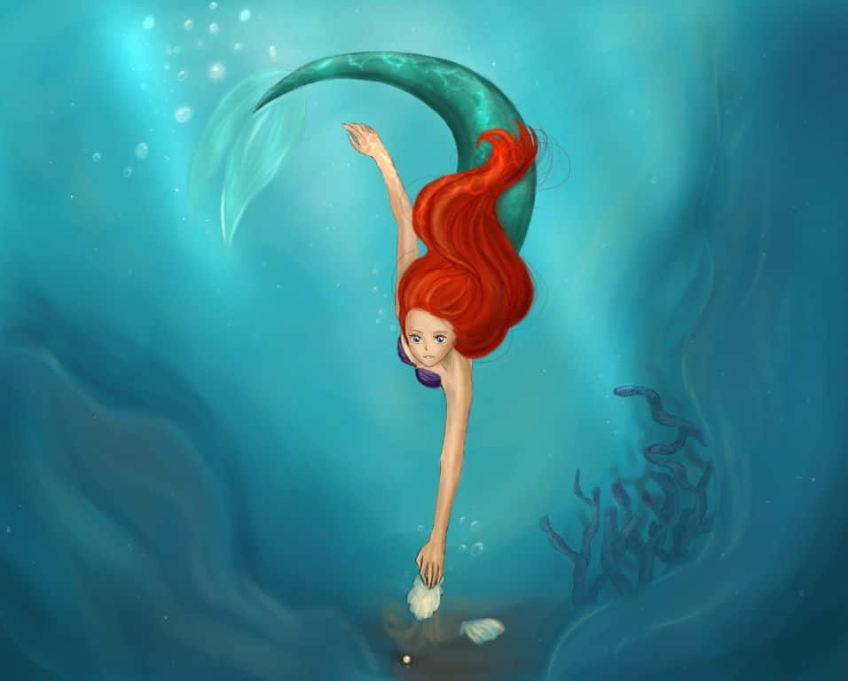 小美人魚 桌布 壁紙 — 一位擁有火紅頭髮和青綠色尾巴的美人魚，在旋轉的藍色海水和氣泡中優雅地伸手去拿海底的貝殼。