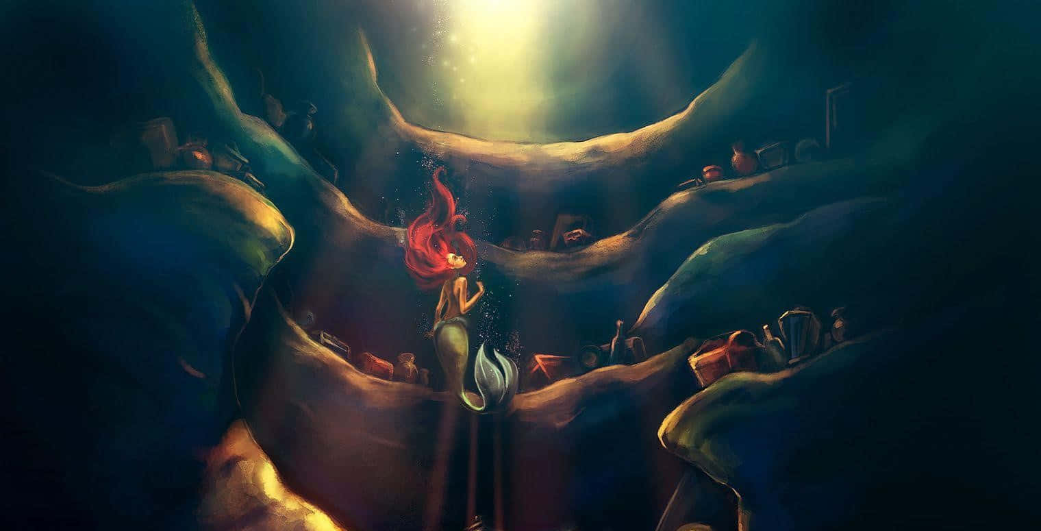 小美人魚 桌布 壁紙 — 一位擁有火紅頭髮的美人魚坐在陽光照射的水下石窟中，周圍環繞著古代文物和發光的光線。