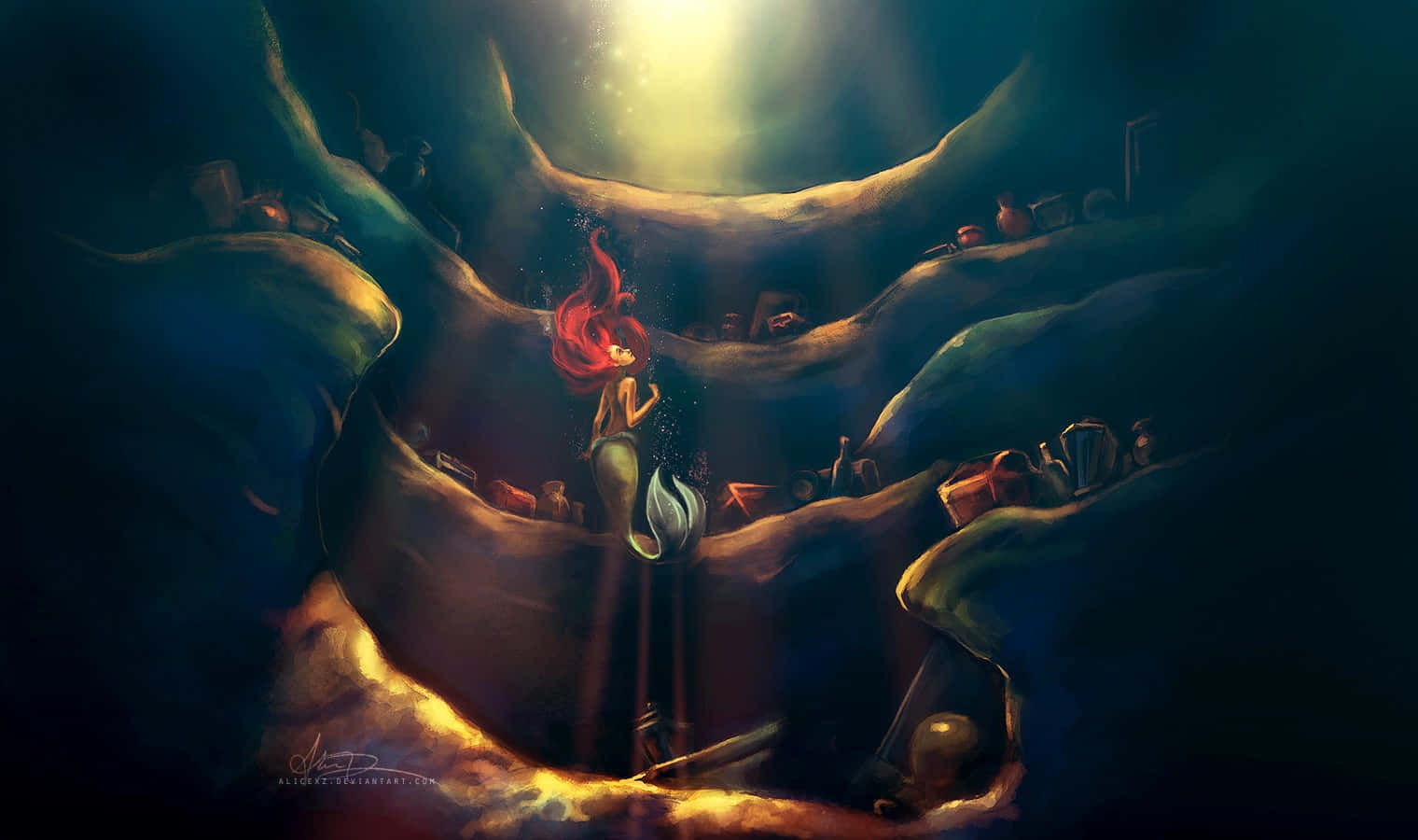The Little Mermaid 桌布 壁紙 — 一位擁有火紅頭髮的美人魚坐在陽光照耀的洞穴中，周圍環繞著發光的寶藏和古代文物。