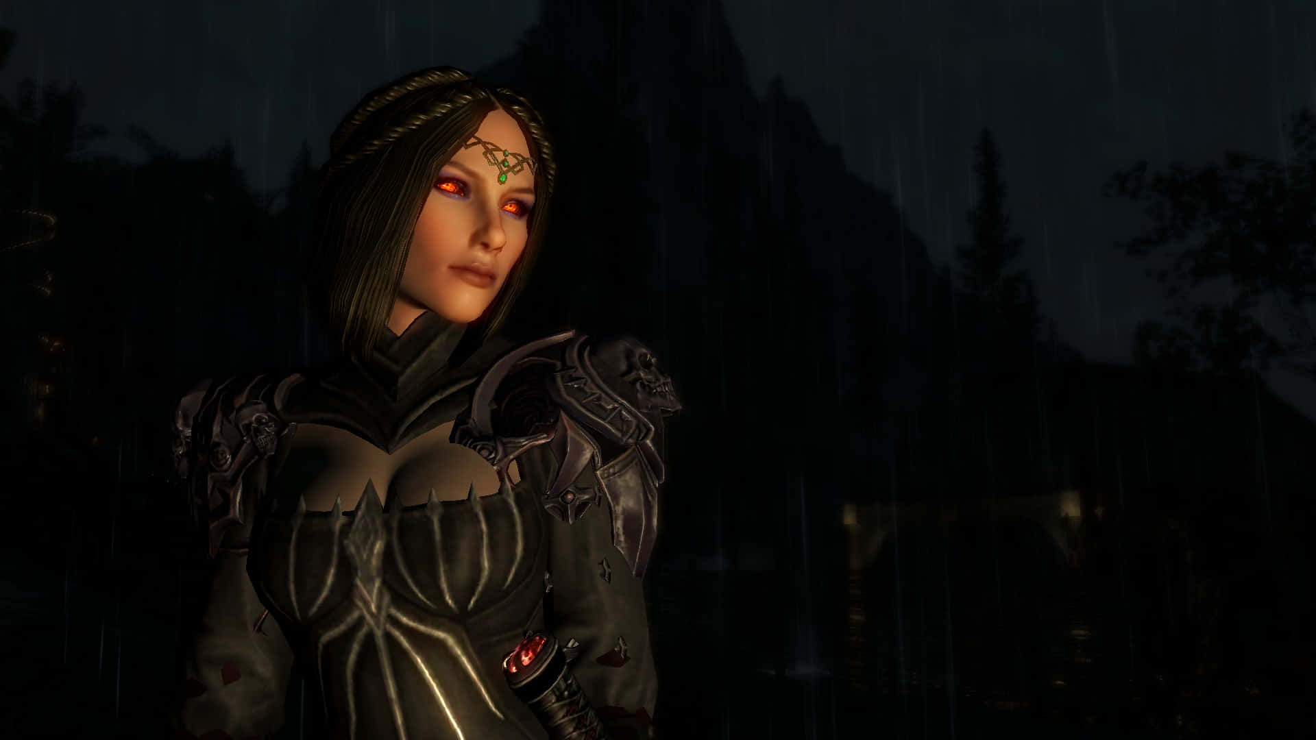 Skyrim Serana 桌布 壁紙 — 一位擁有發光紅眼的黑暗奇幻女戰士，在暴風雨夜空中，遠山背景下，站在雨中。