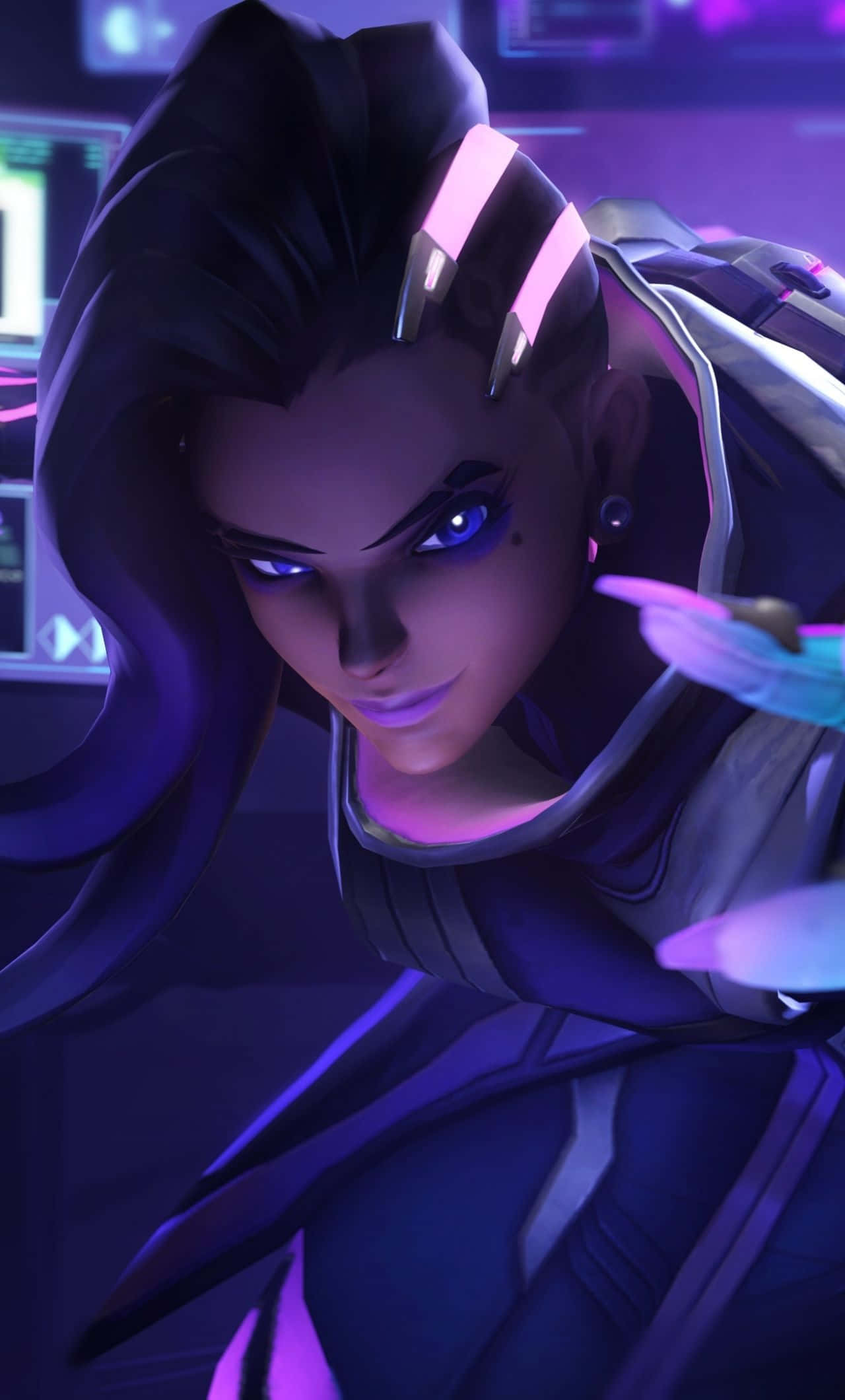 Overwatch Sombra 桌布 壁紙 — 一位擁有發光紫色眼睛和未來風格裝甲的賽博龐克動漫女性，在霓虹燈照亮的控制室中凝視著。