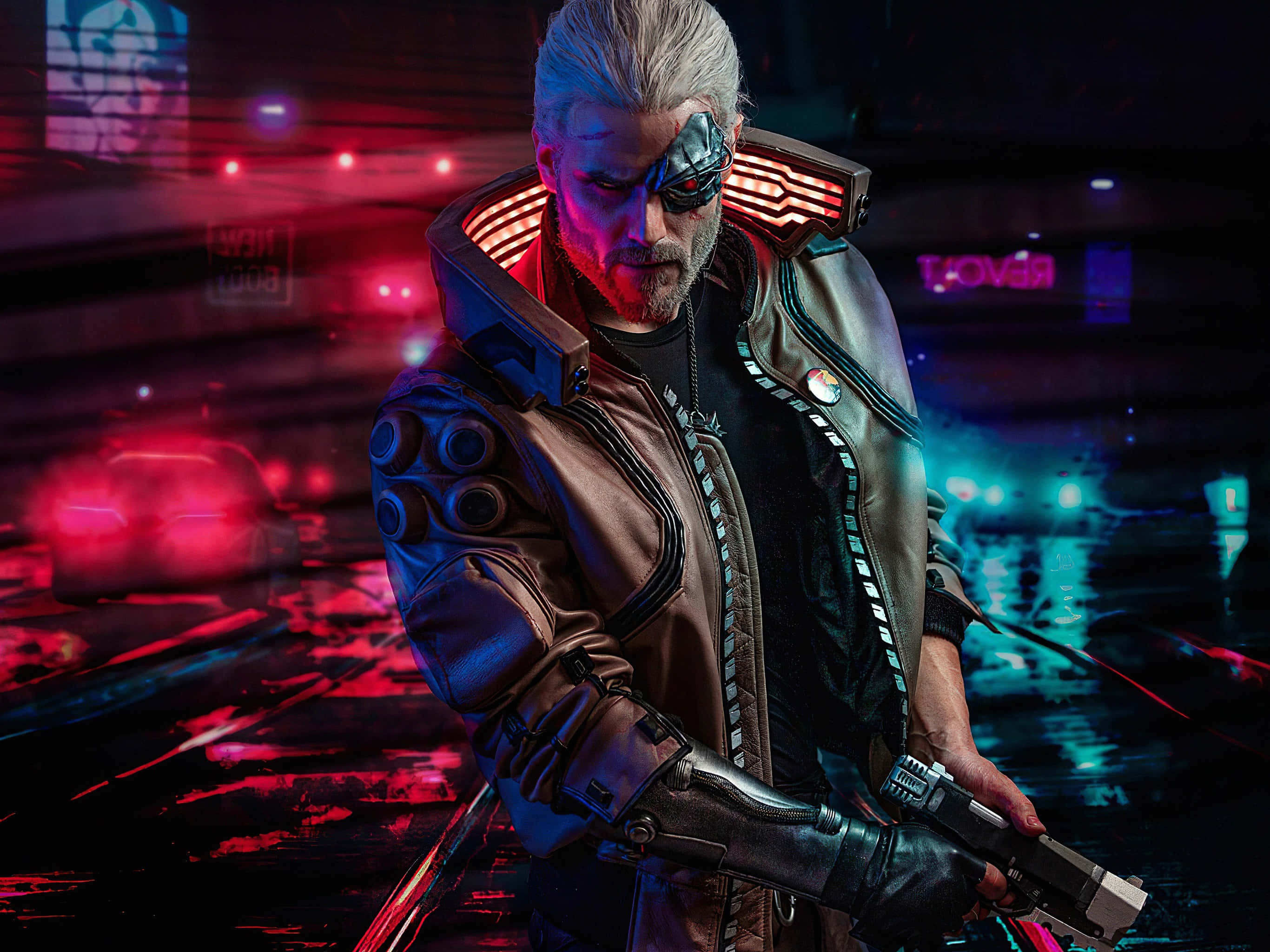 Cyberpunk 2077 Characters 桌布 壁紙 — 一位擁有發光義眼和未來裝甲的賽博龐克戰士，夜晚站在霓虹燈閃爍、雨水浸濕的城市街道上。