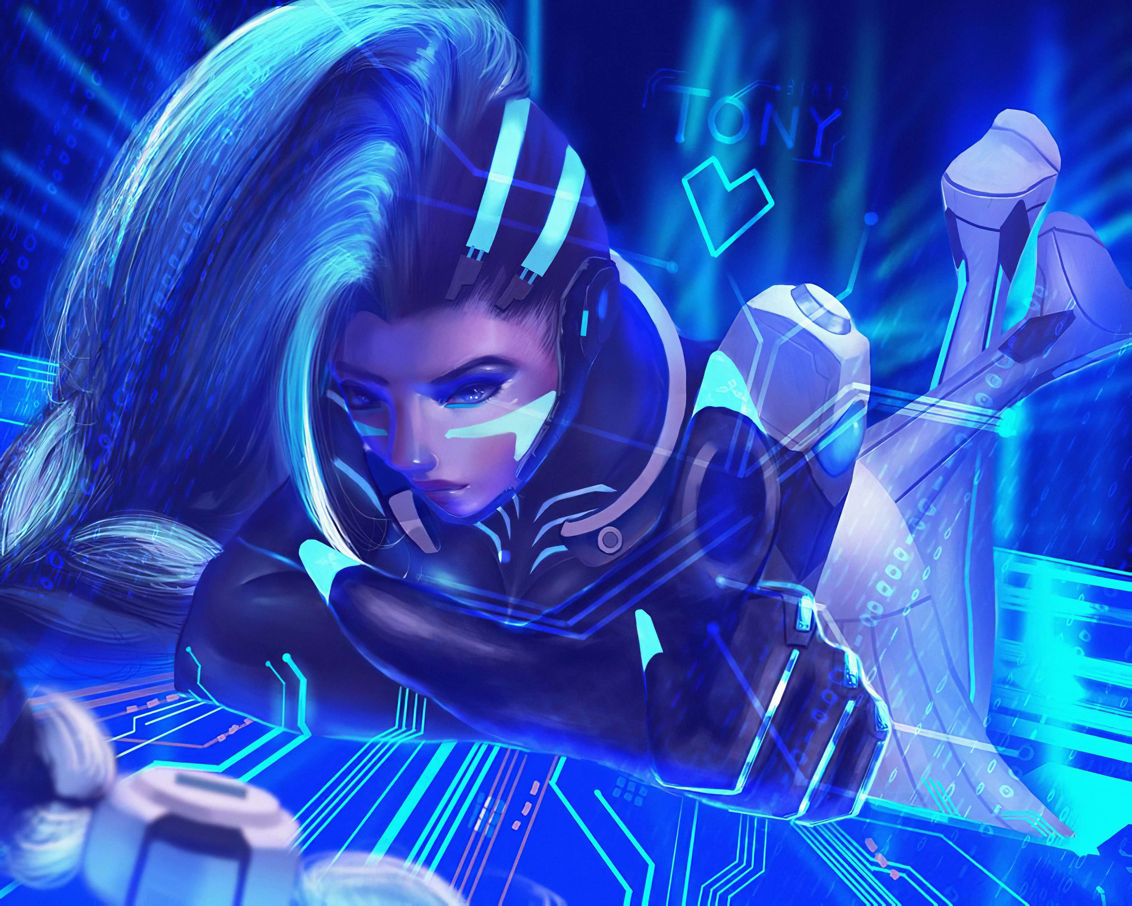 Overwatch Sombra 桌布 壁紙 — 一位擁有發光藍色頭髮和未來裝備的賽博龐克女性，懸浮在帶有數位數據流的霓虹電路板上方。